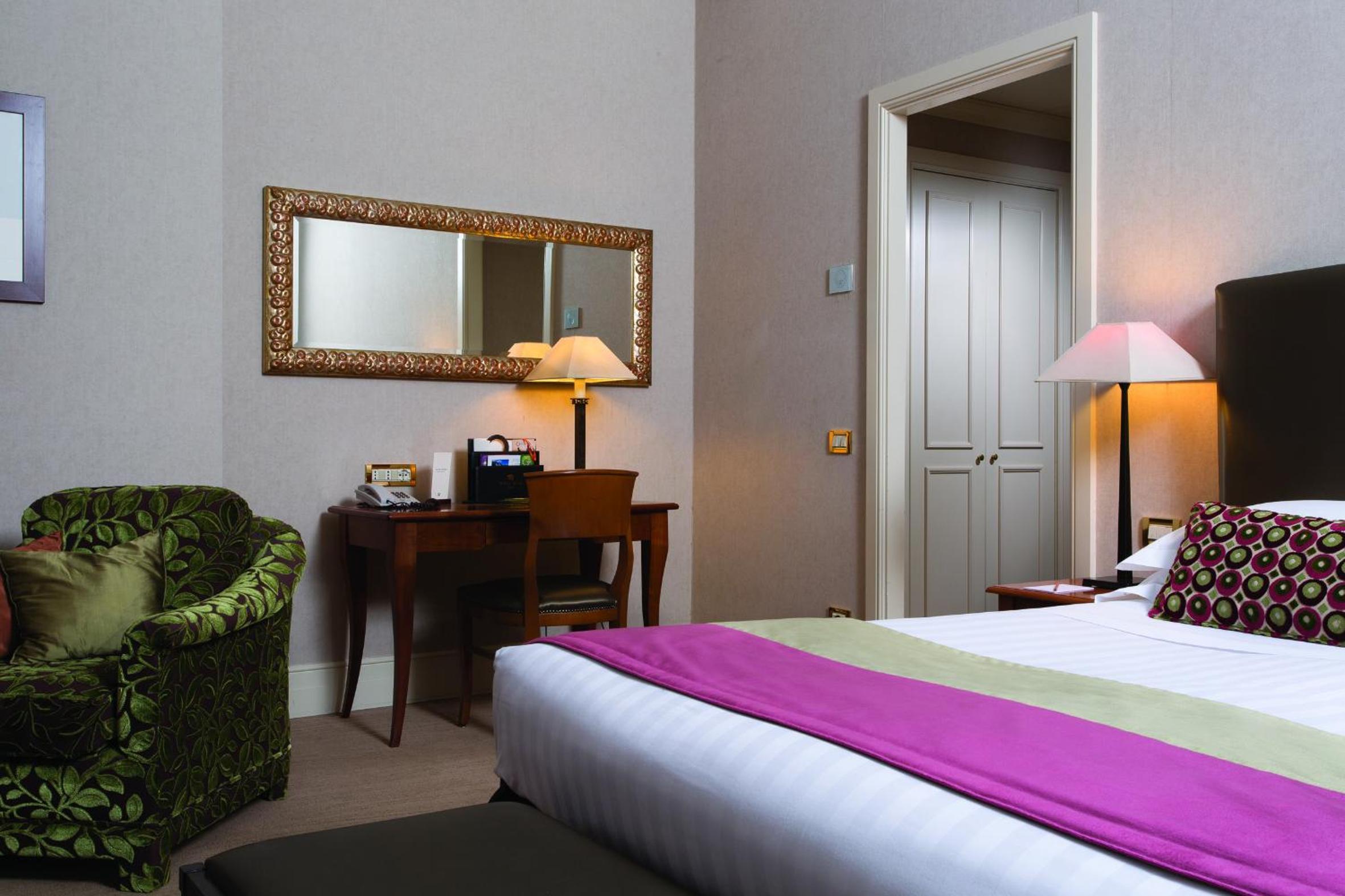 Deluxe Double Room thumbnail 5