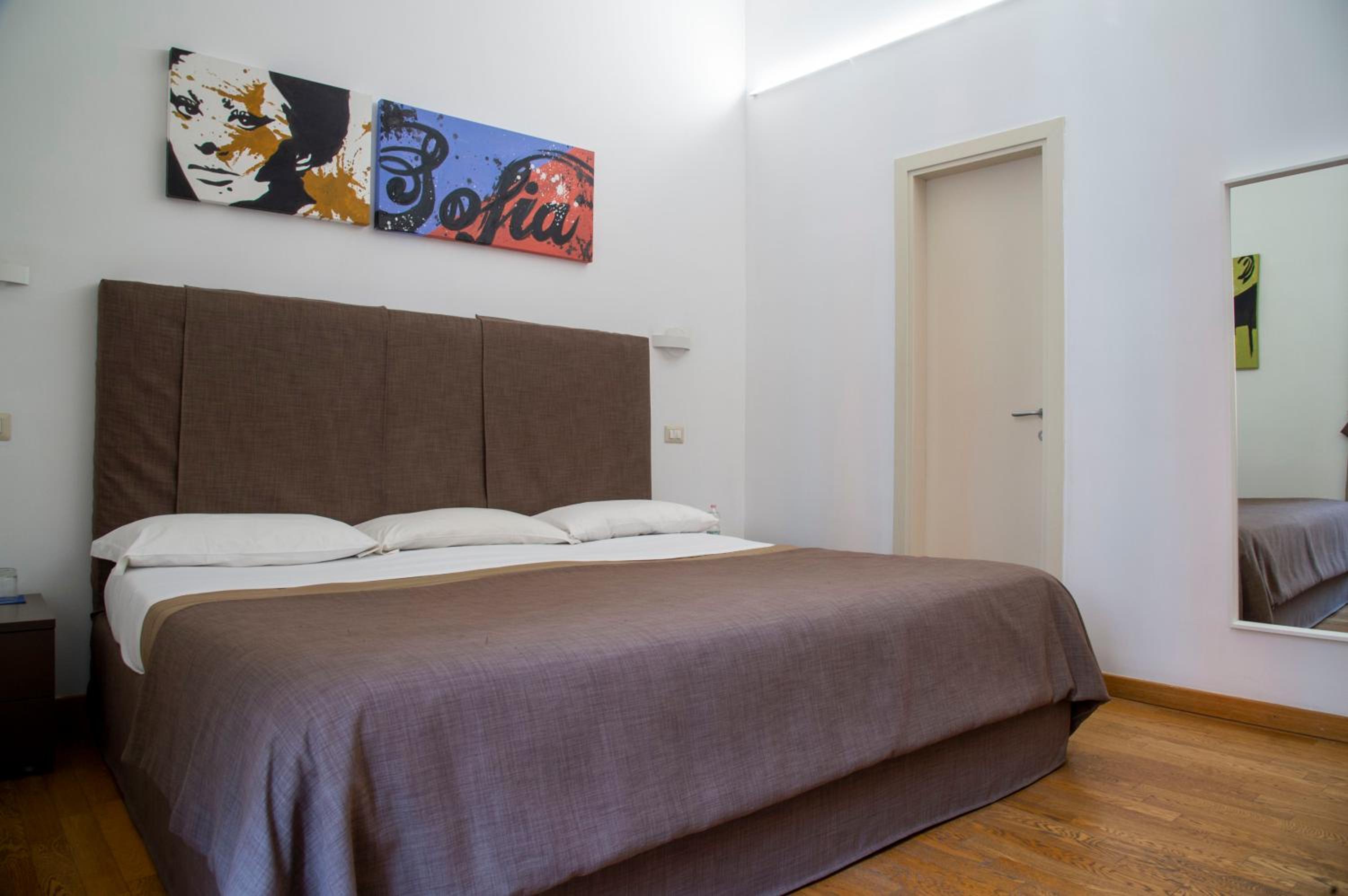 Deluxe King Room photo 3
