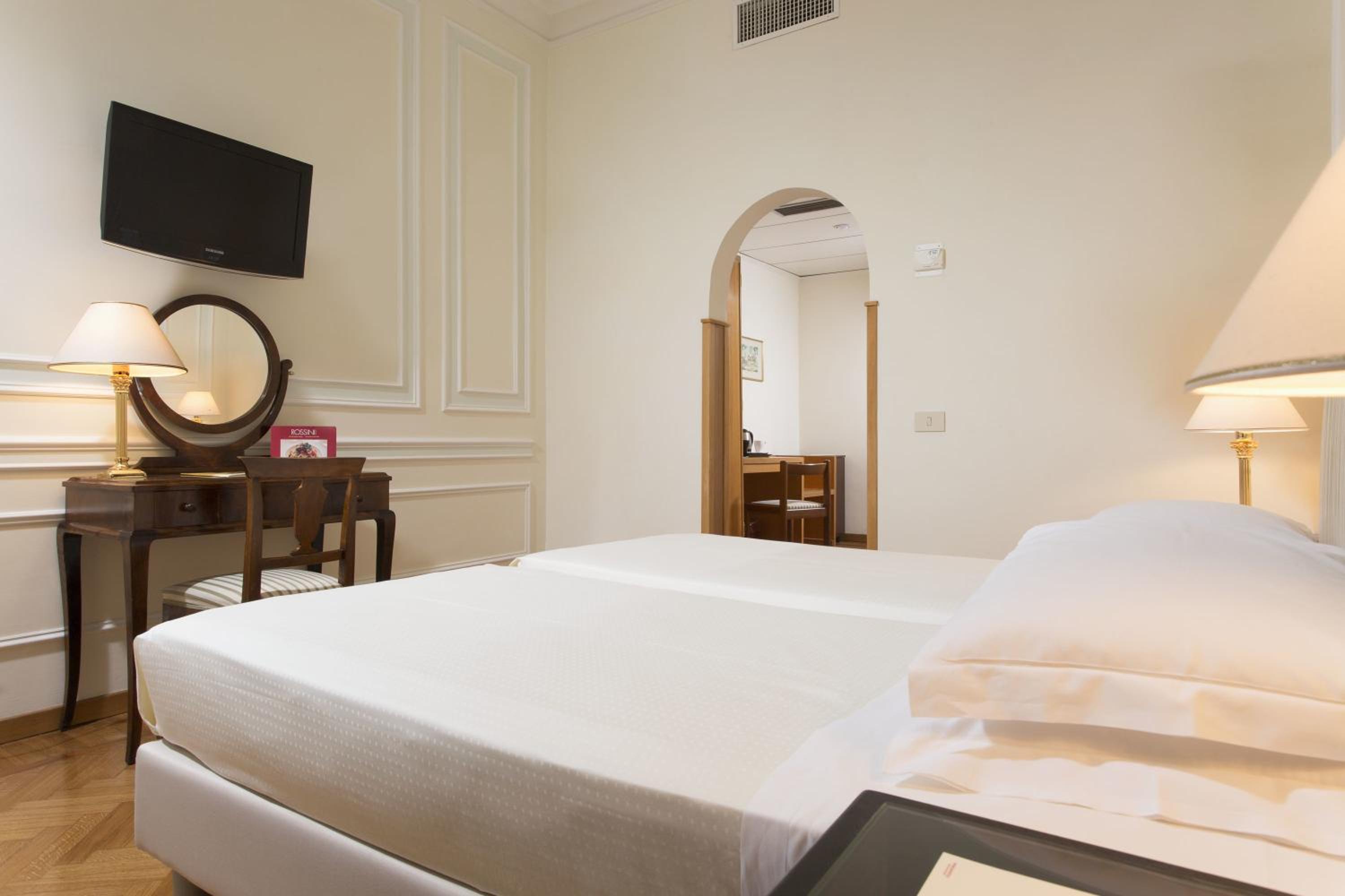 Small Double or Twin Room - Photo 4