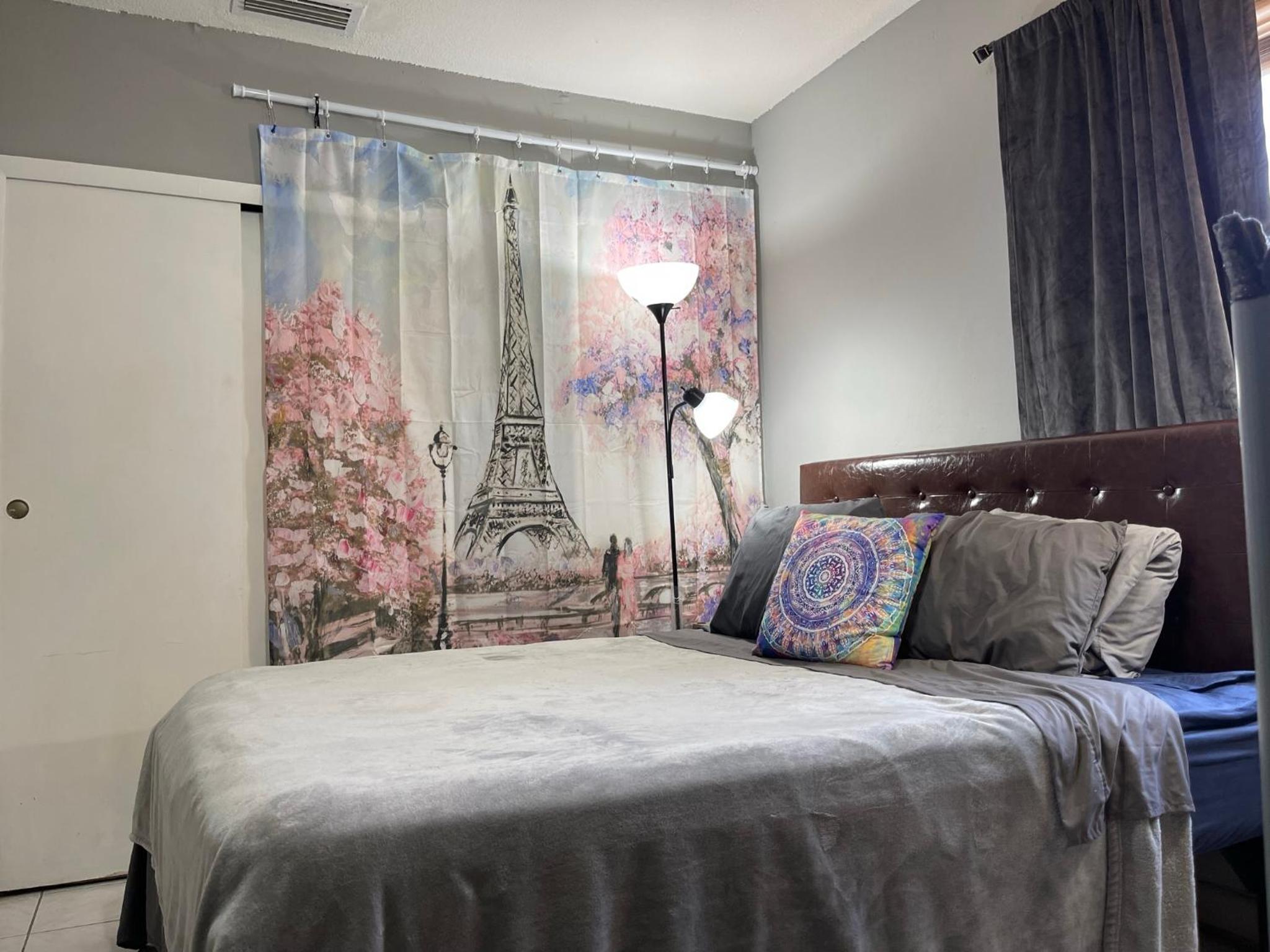 Double Room with Shared Bathroom photo 2