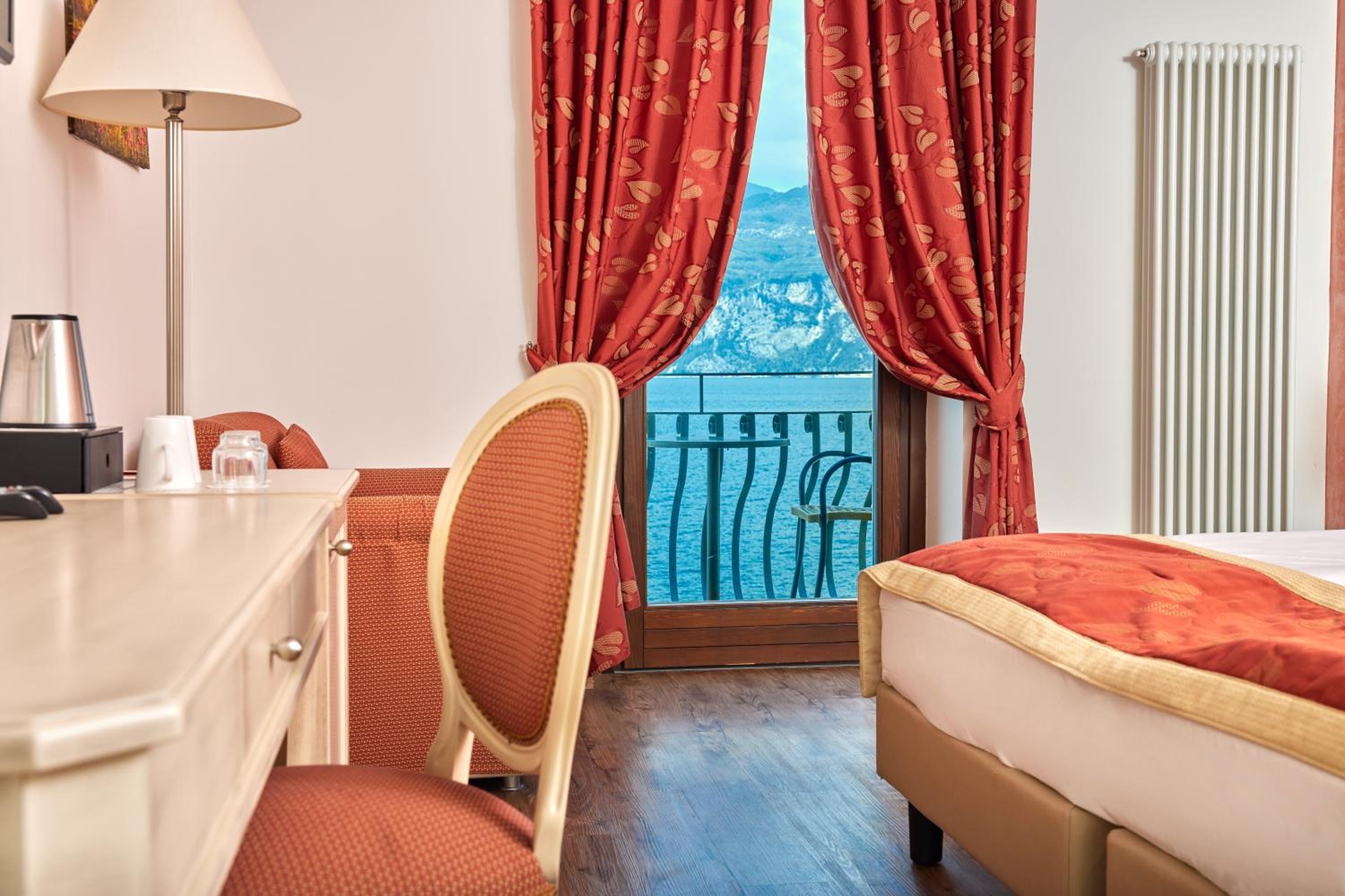 Superior Suite - Photo 9