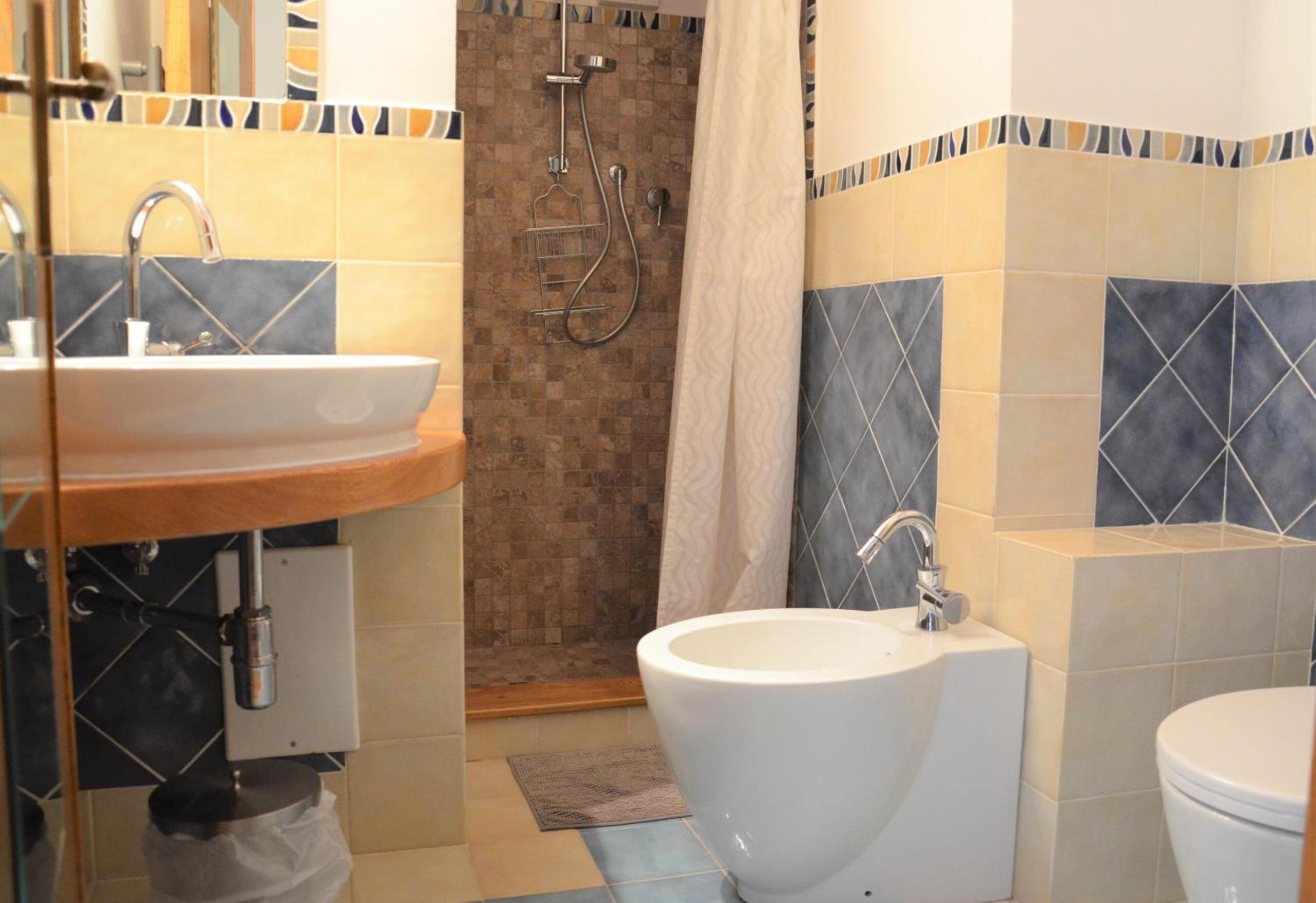 Double Room with Private Bathroom - Photo 9