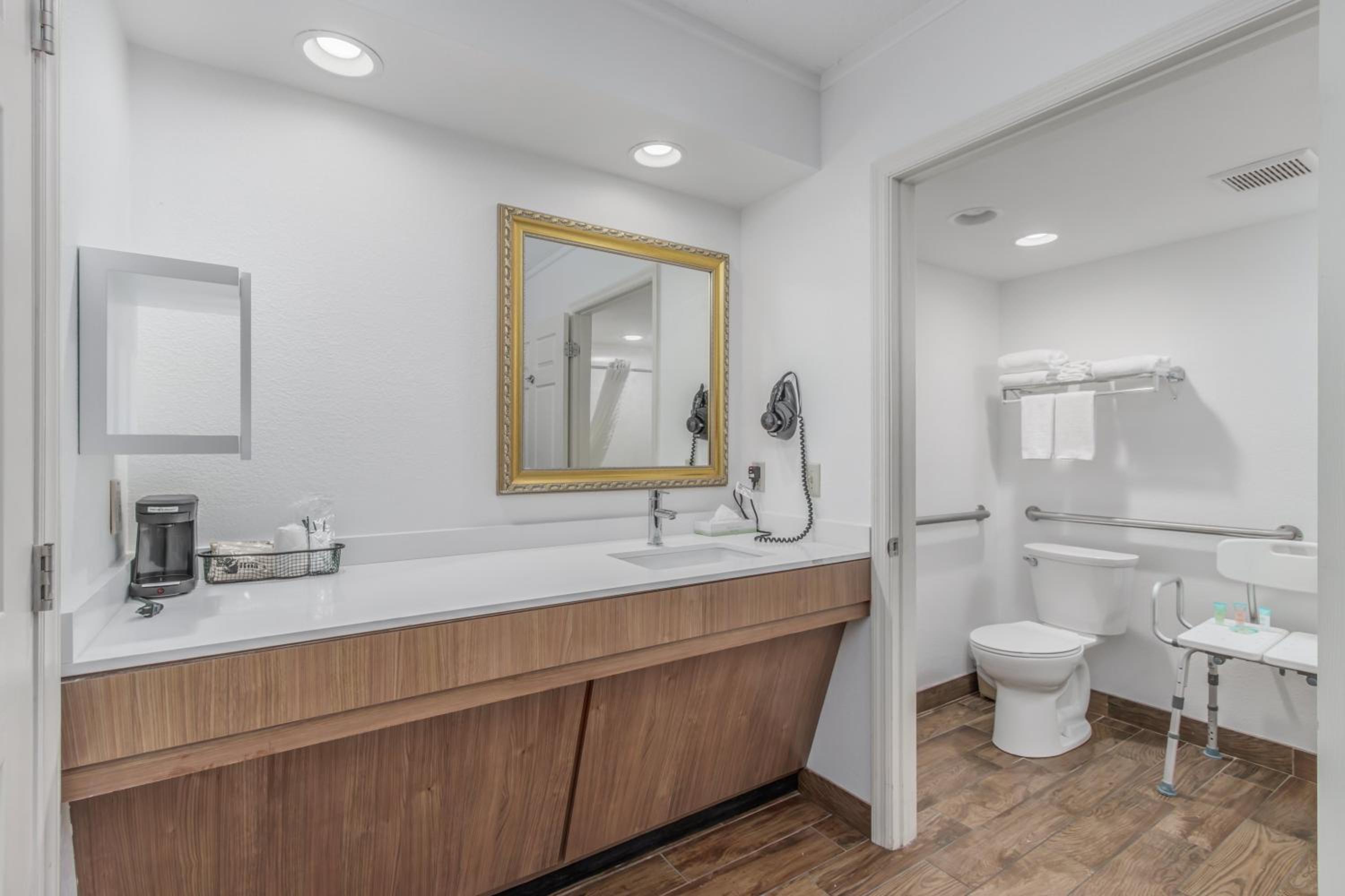 King Room - Disability Access - Photo 4