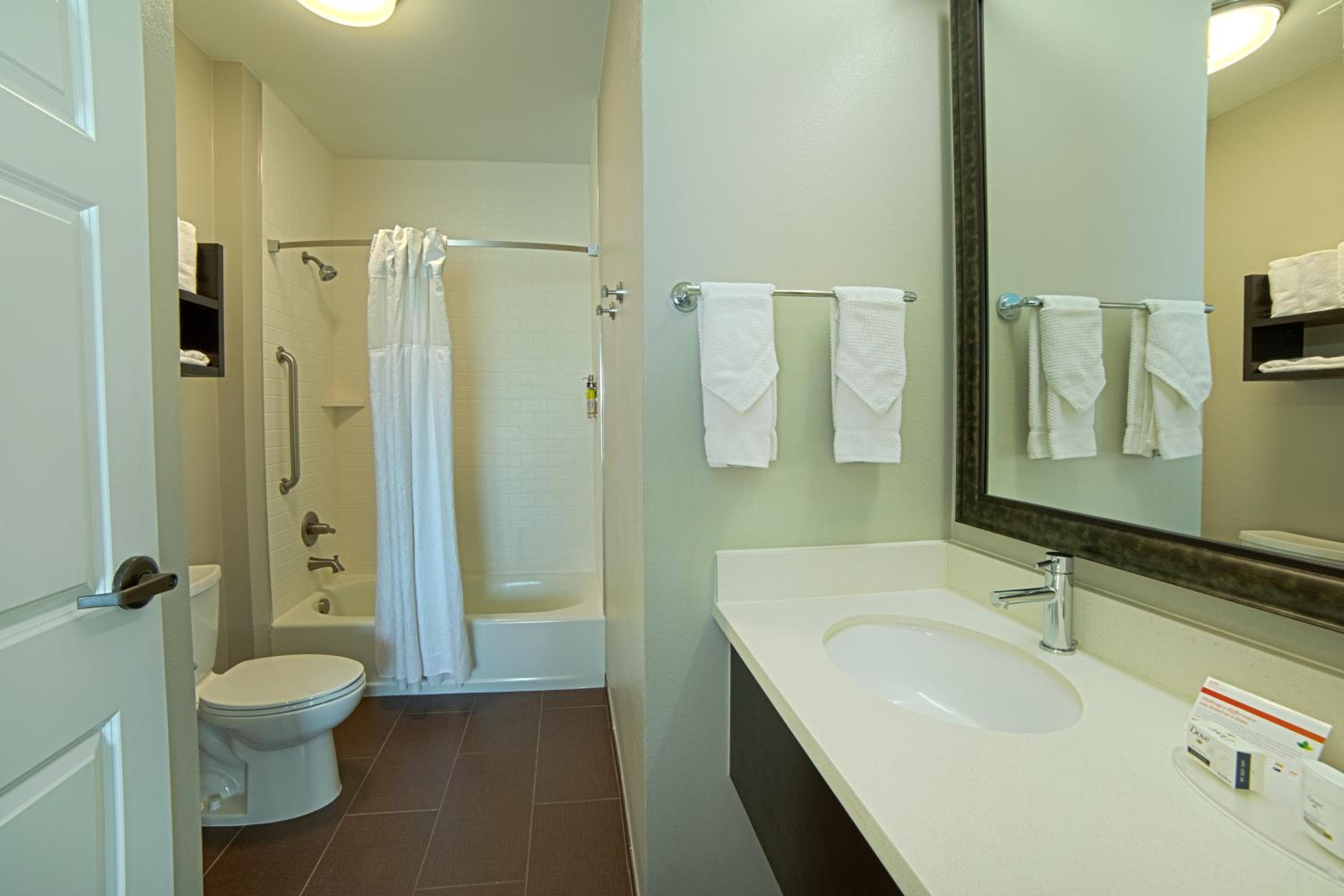 Two-Bedroom Suite with Two Bathrooms and Mobility Accessible Tub - Non-Smoking - Photo 2