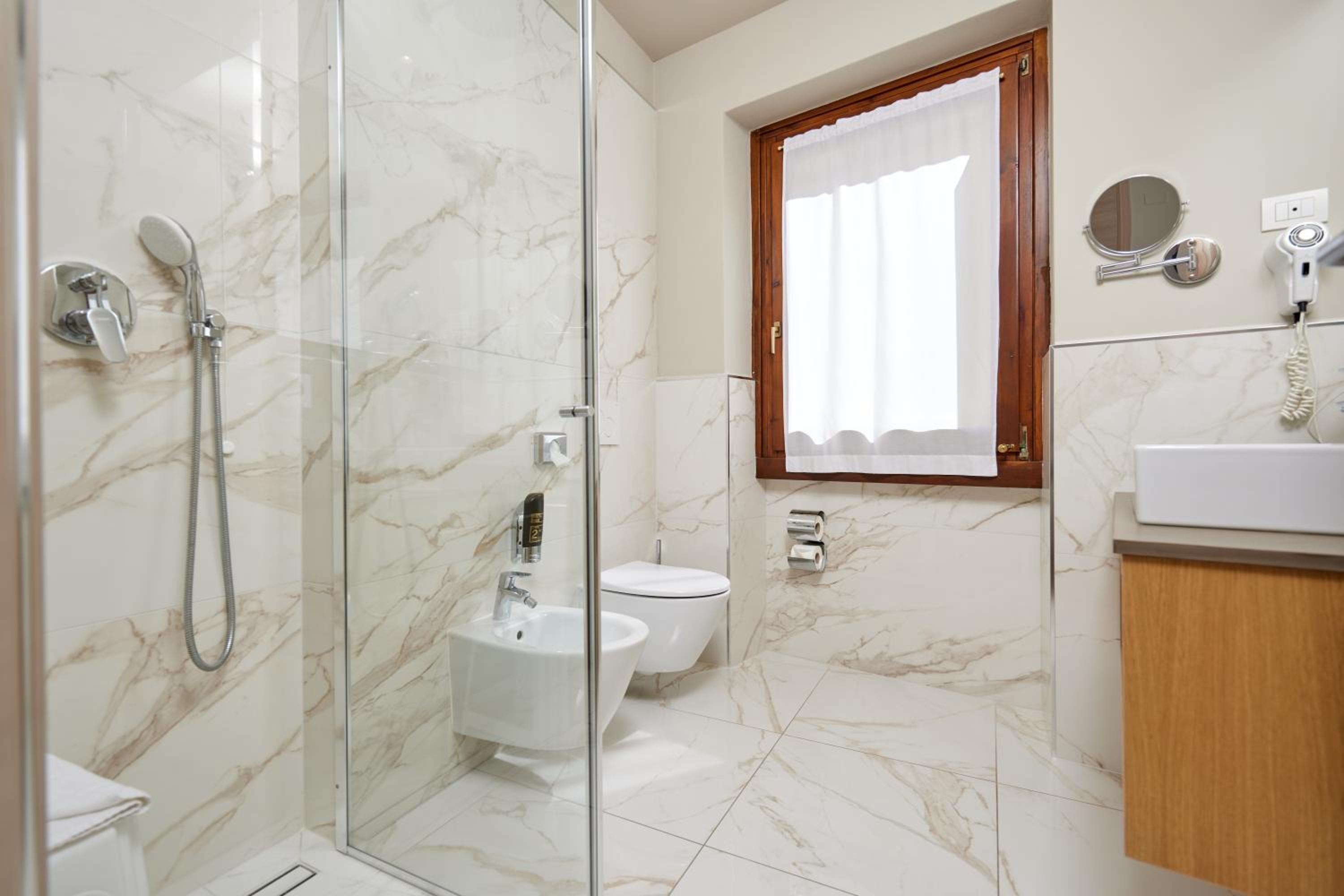 Suite with City View - Photo 4