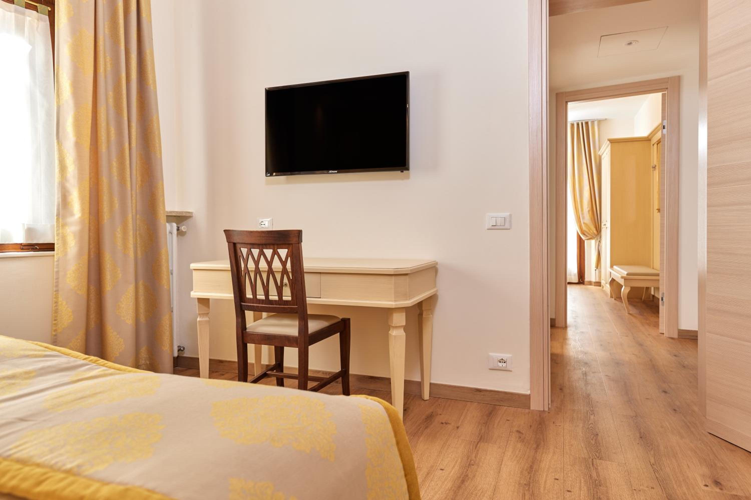 Suite with City View - Photo 6