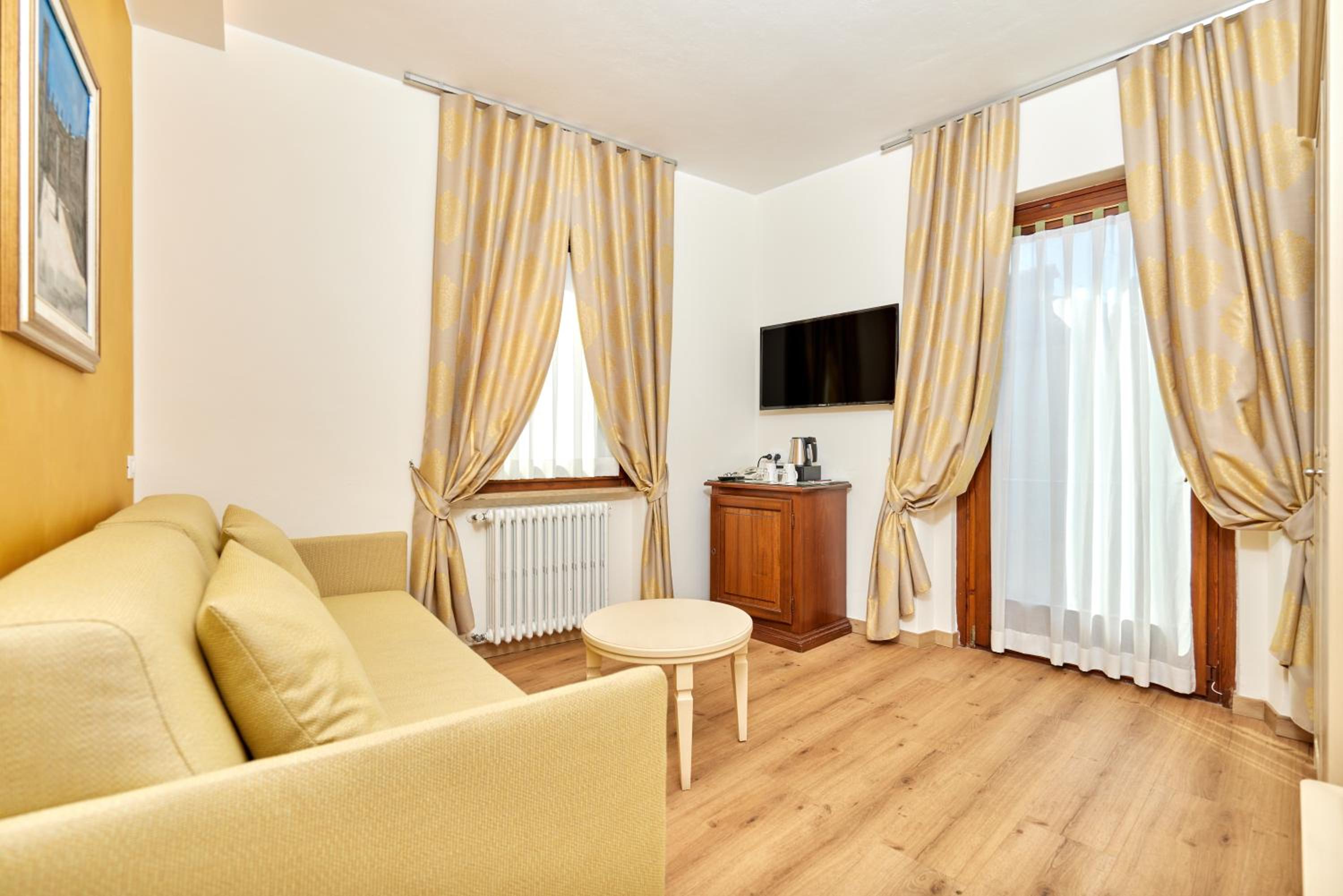 Suite with City View - Photo 3
