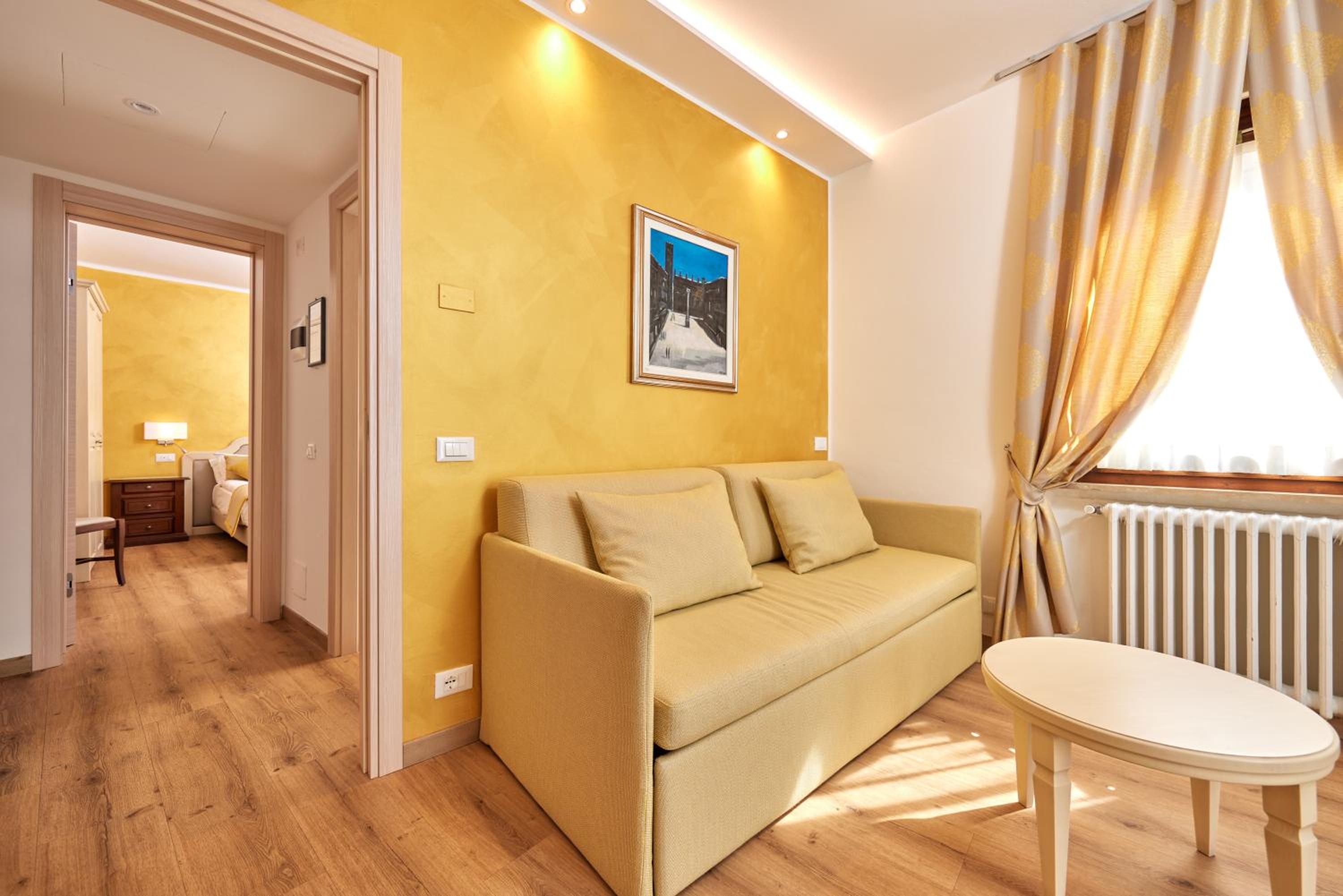 Suite with City View - Photo 8
