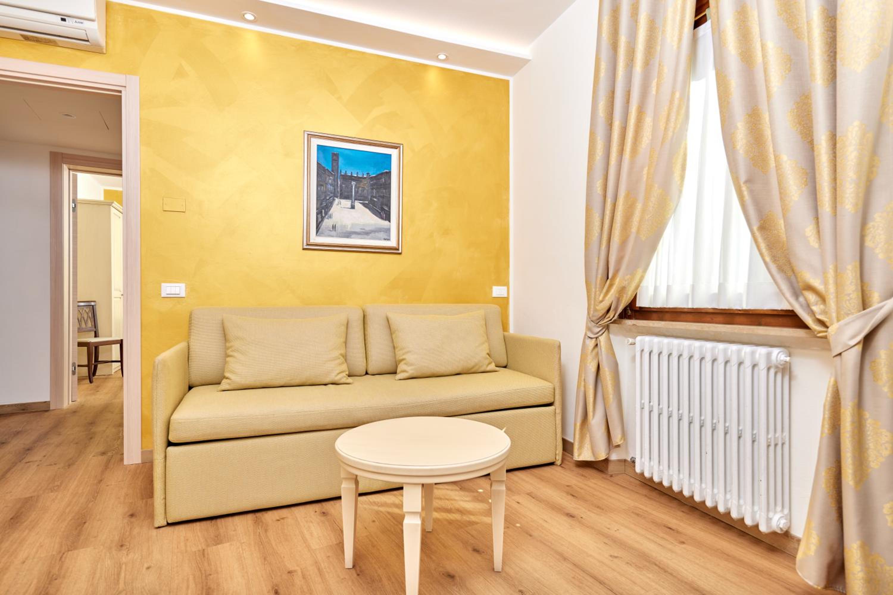 Suite with City View - Photo 5