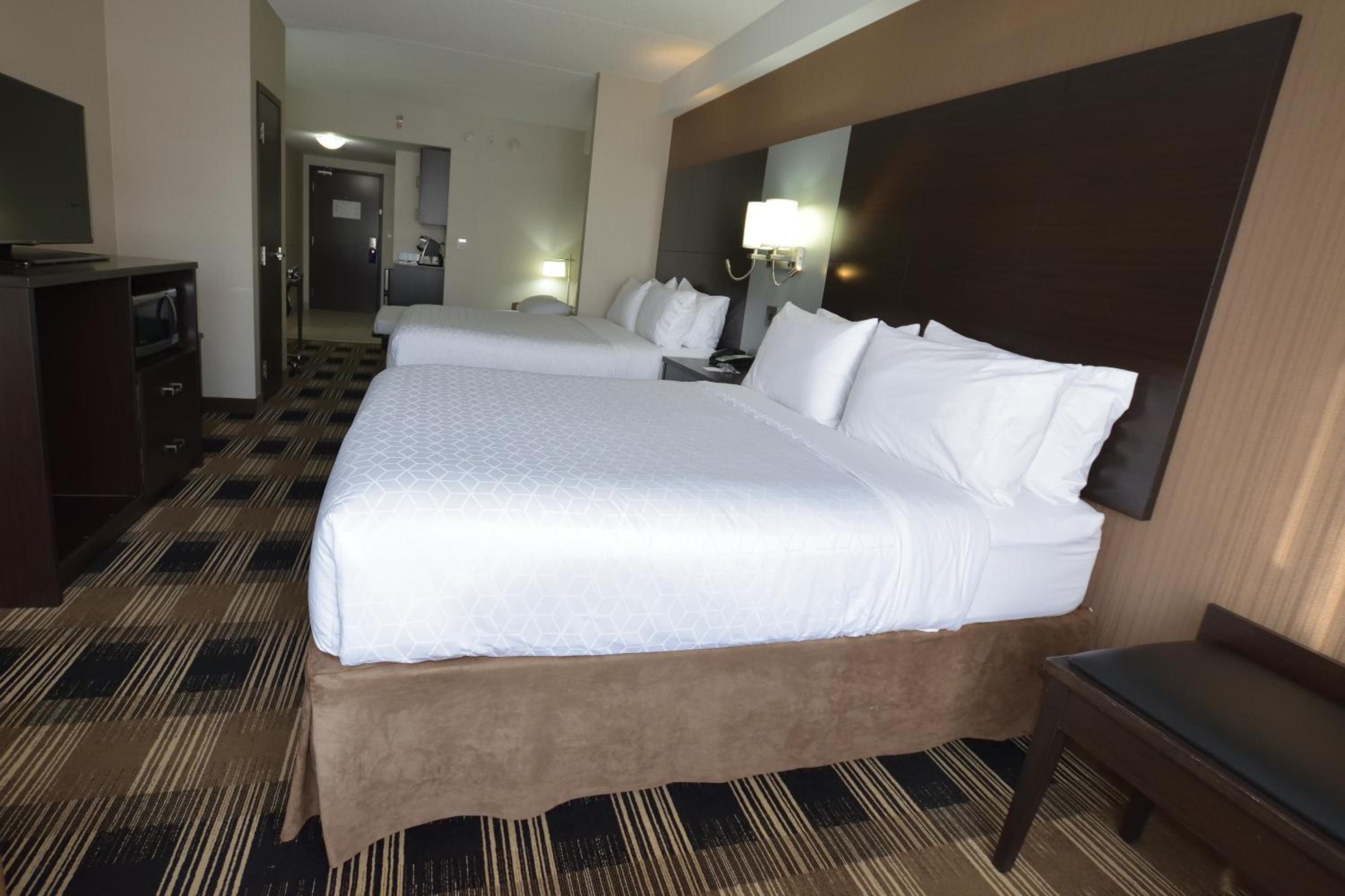 Queen Suite with Two Queen Beds photo 2
