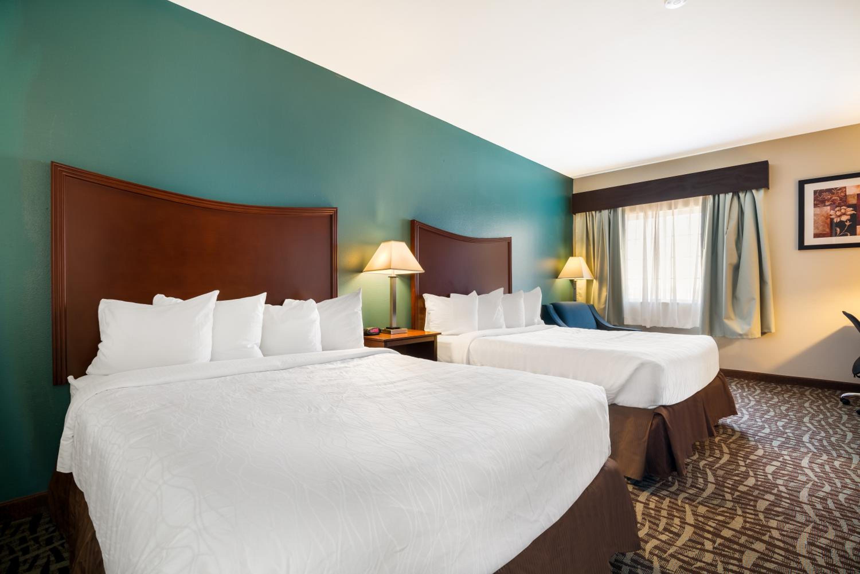 Queen Room with Two Queen Beds - Non-Smoking - Photo 2