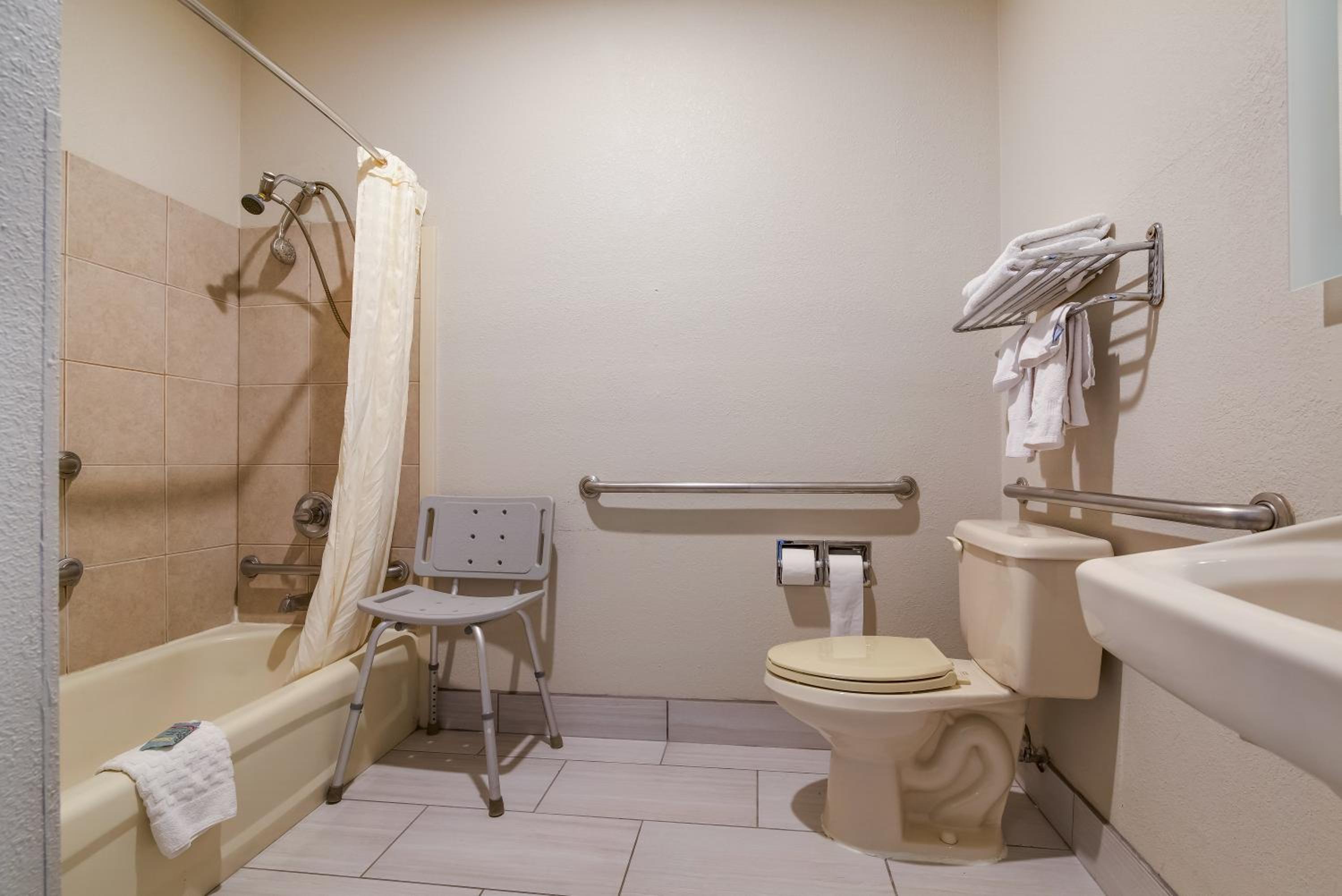 King Room with Bath Tub - Mobility Accessible/Non-Smoking - Photo 8