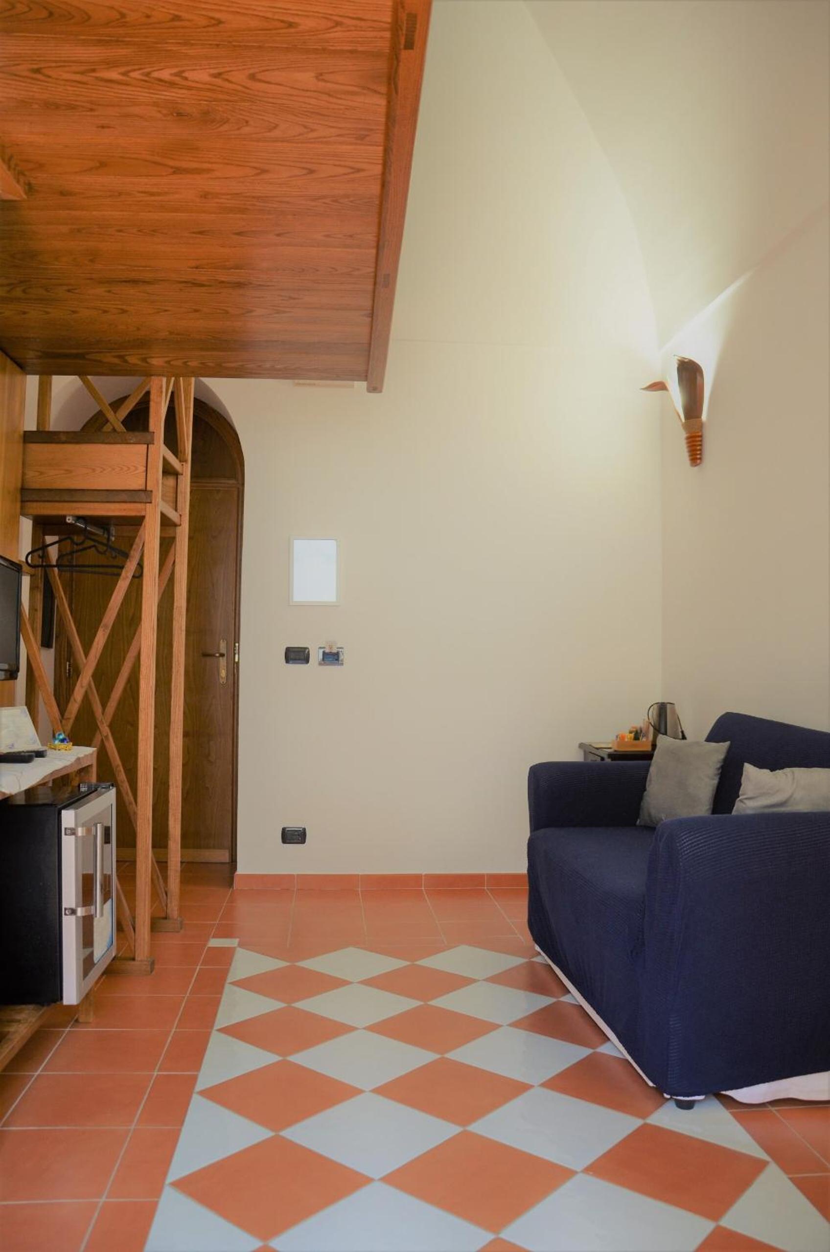 Double Room with Courtyard View - Photo 5