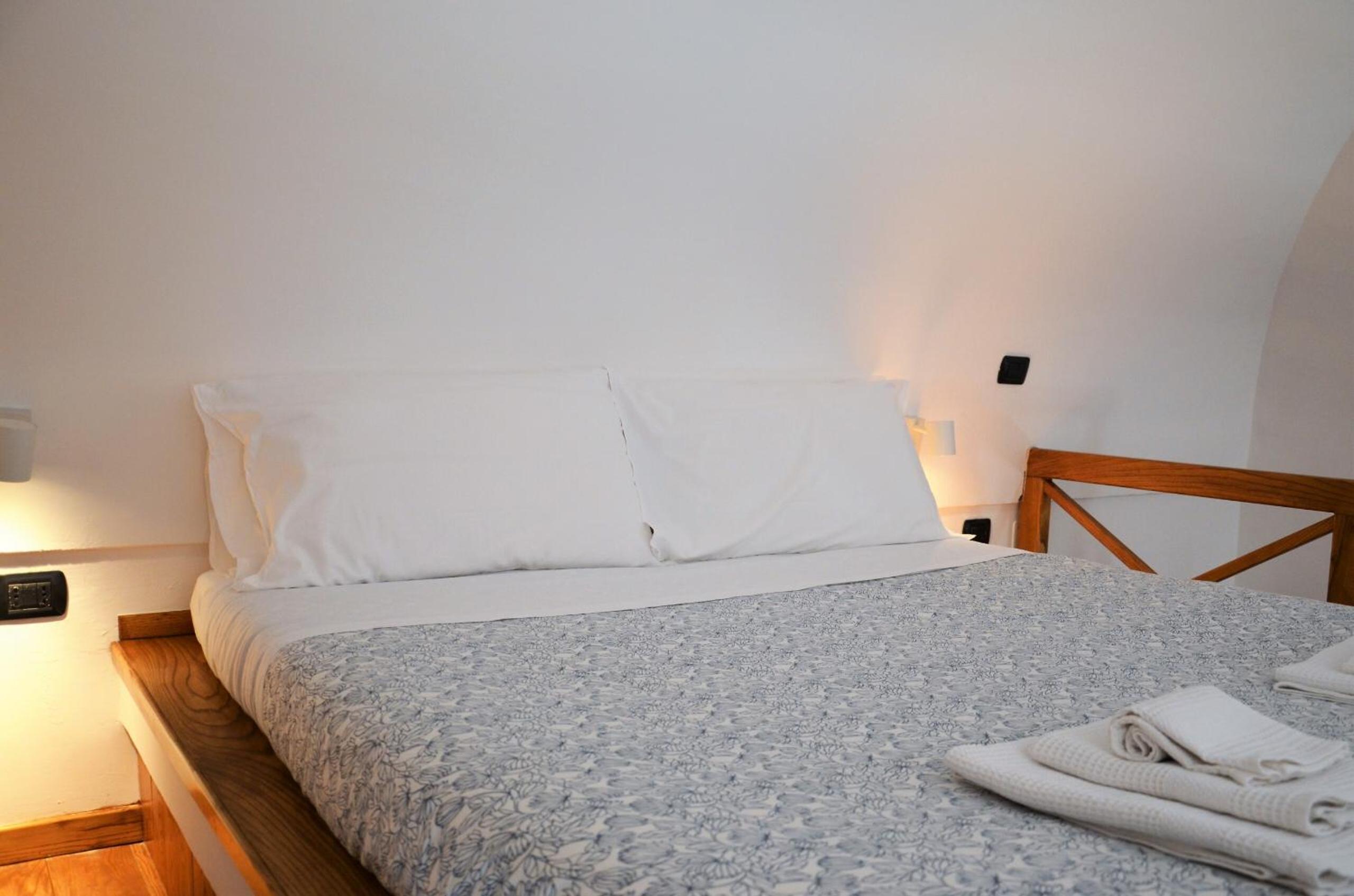Double Room with Courtyard View - Photo 9