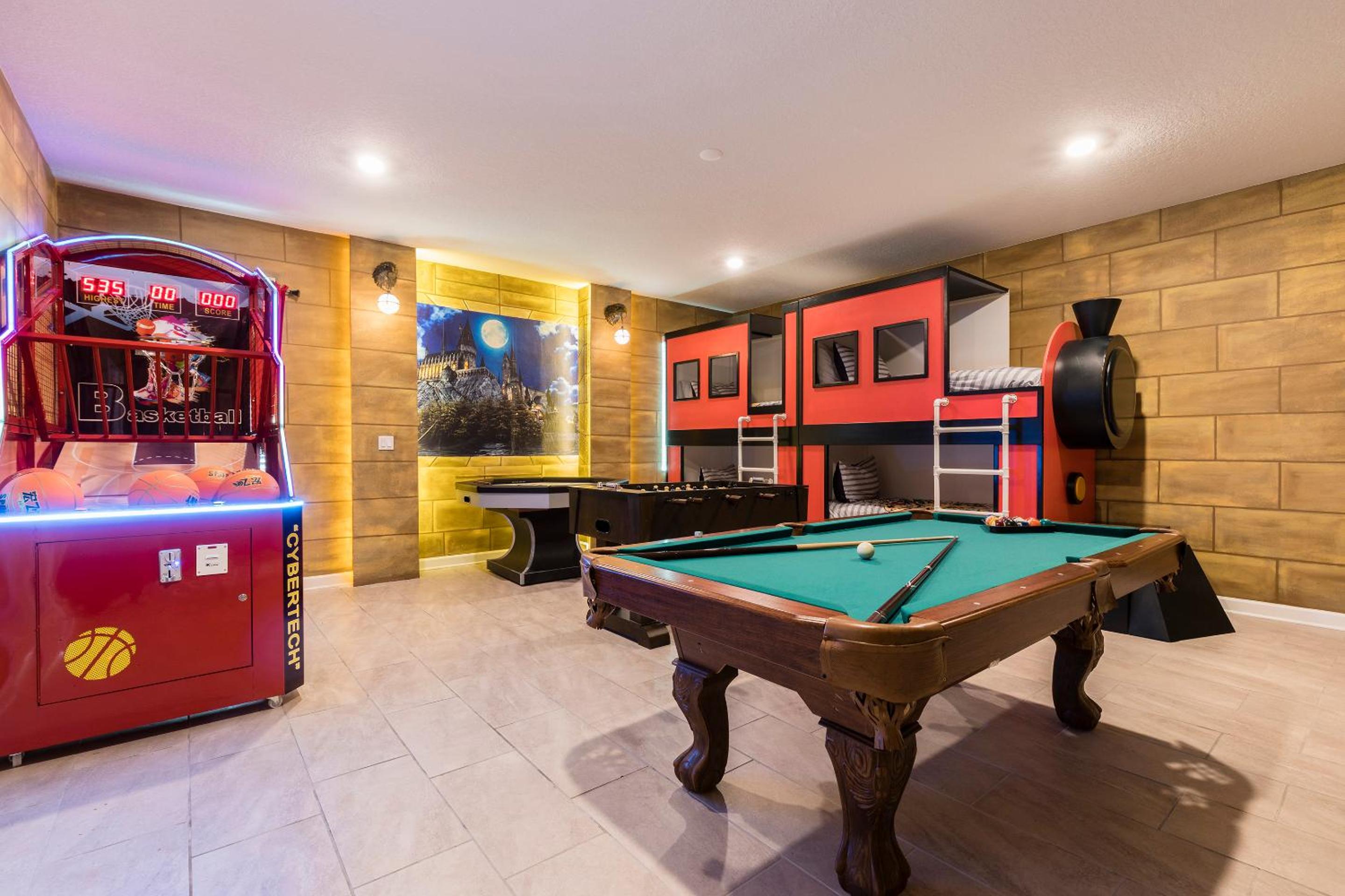 Eight-Bedroom House photo 3