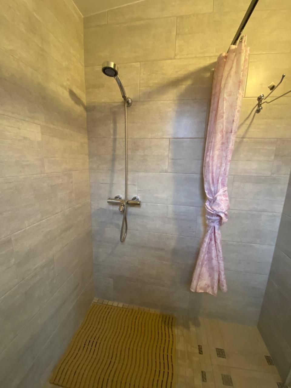 One-Bedroom House - Photo 18