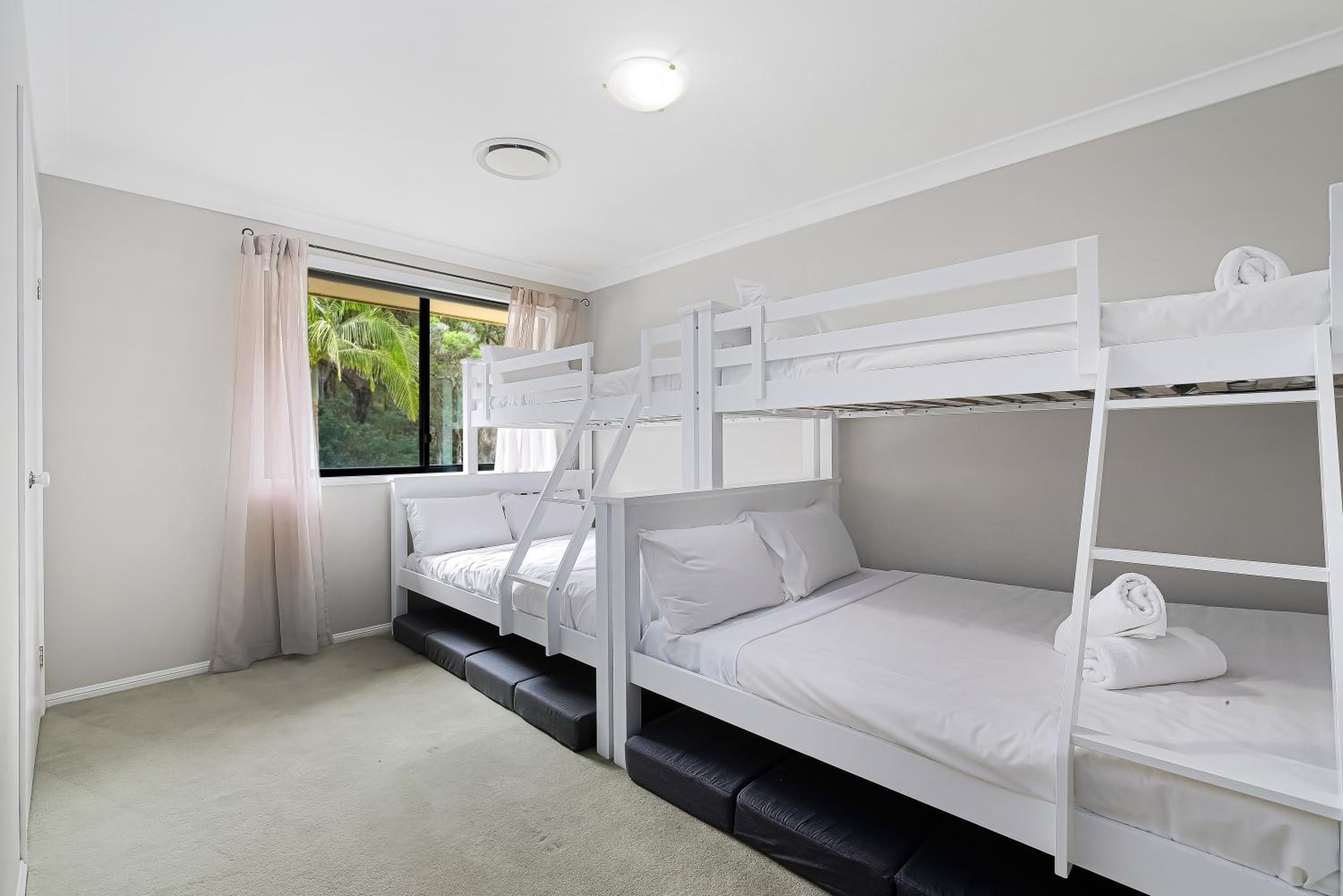 Six-Bedroom House photo 1