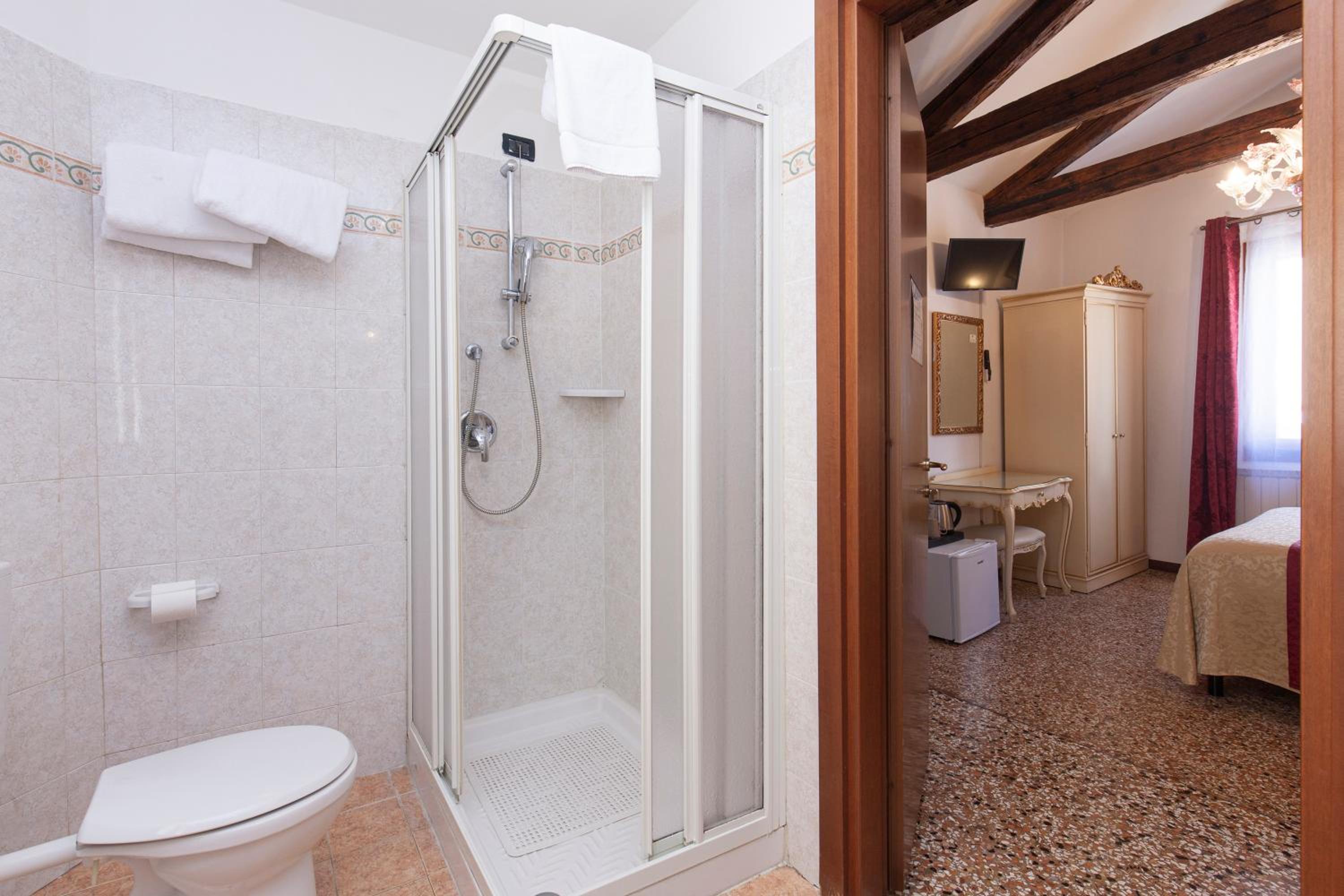Double Room with Private Bathroom photo 3