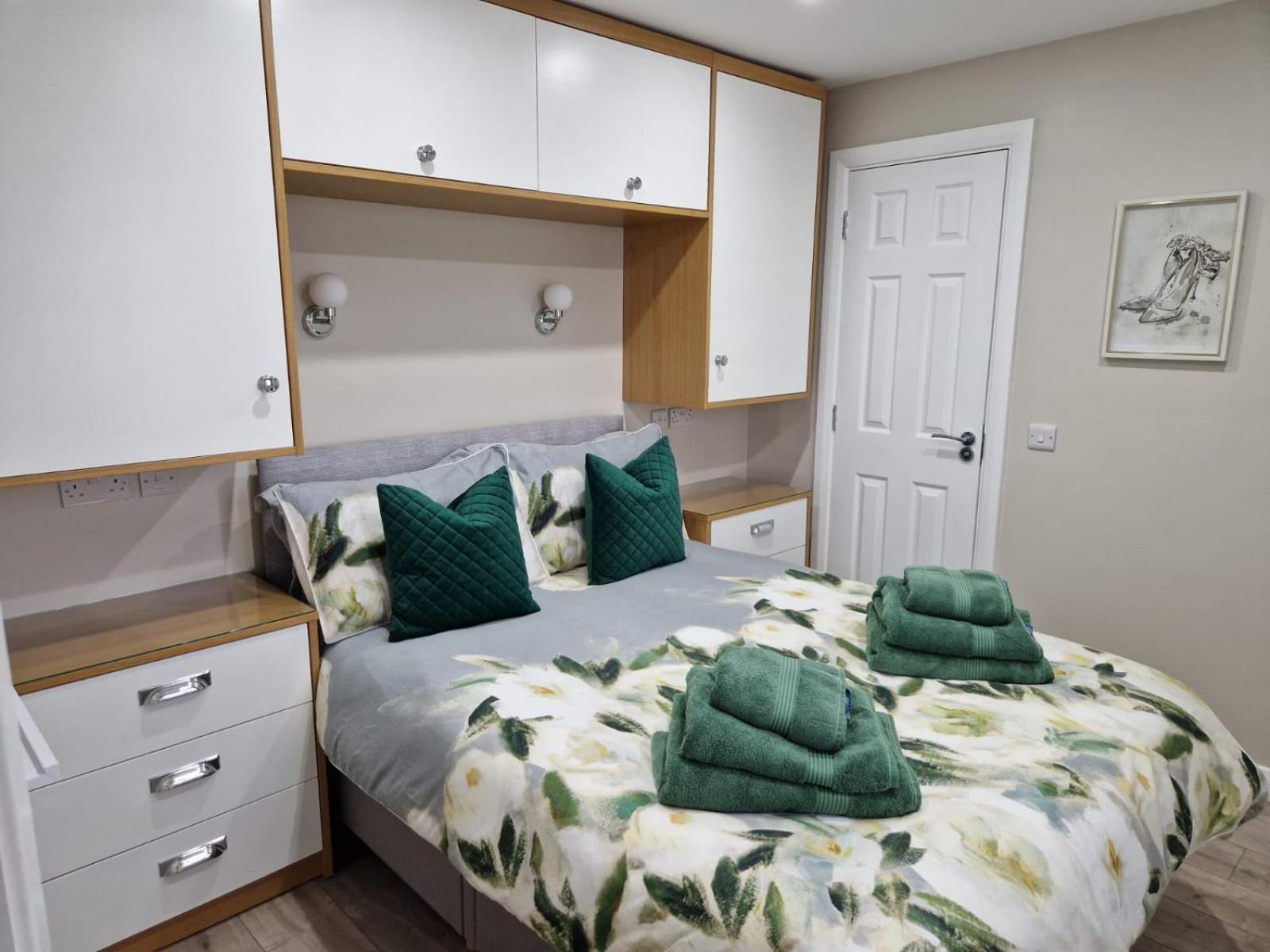 Lily Lodge photo 3