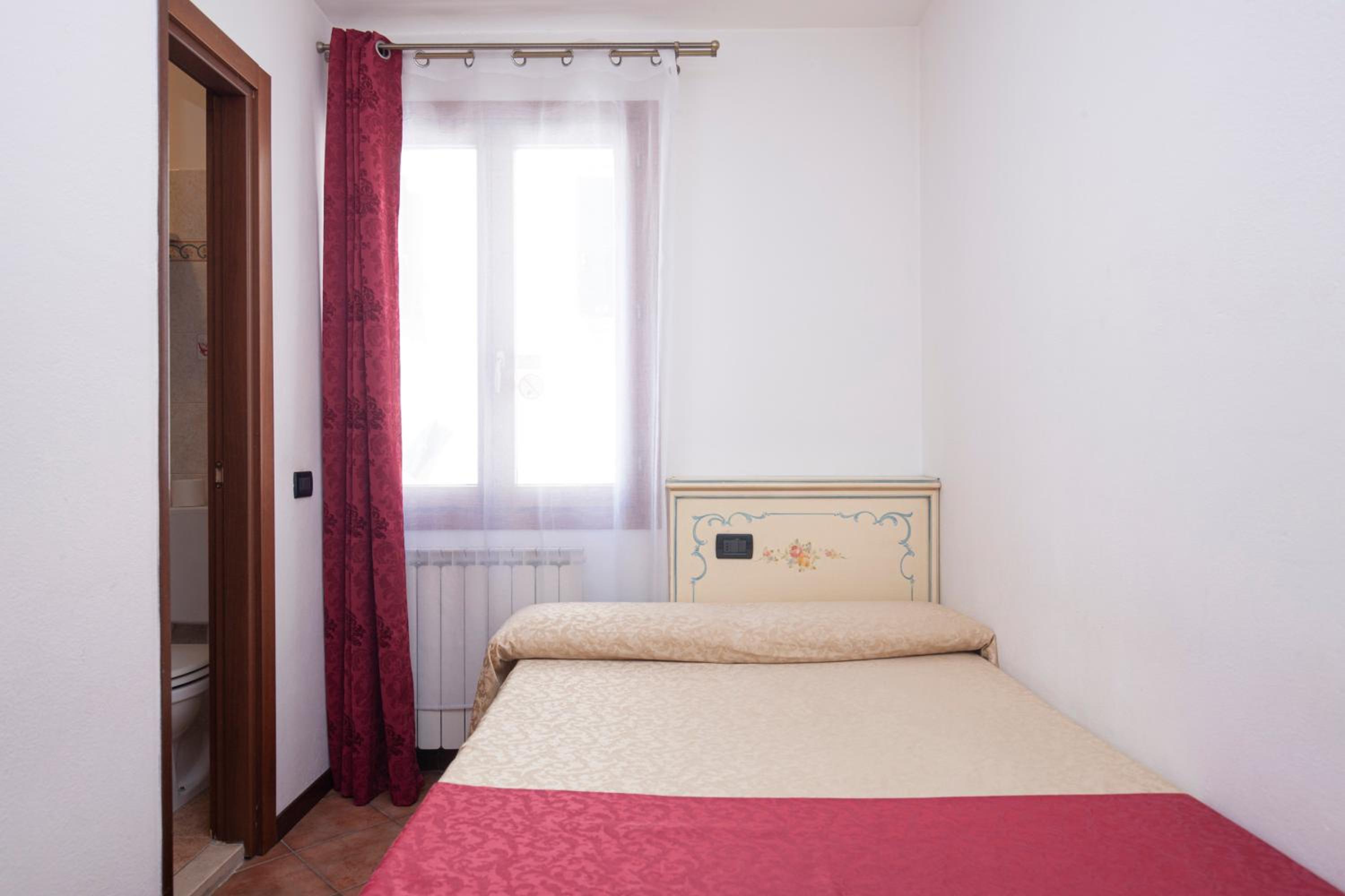 Deluxe Single Room with Private Bathroom photo 1