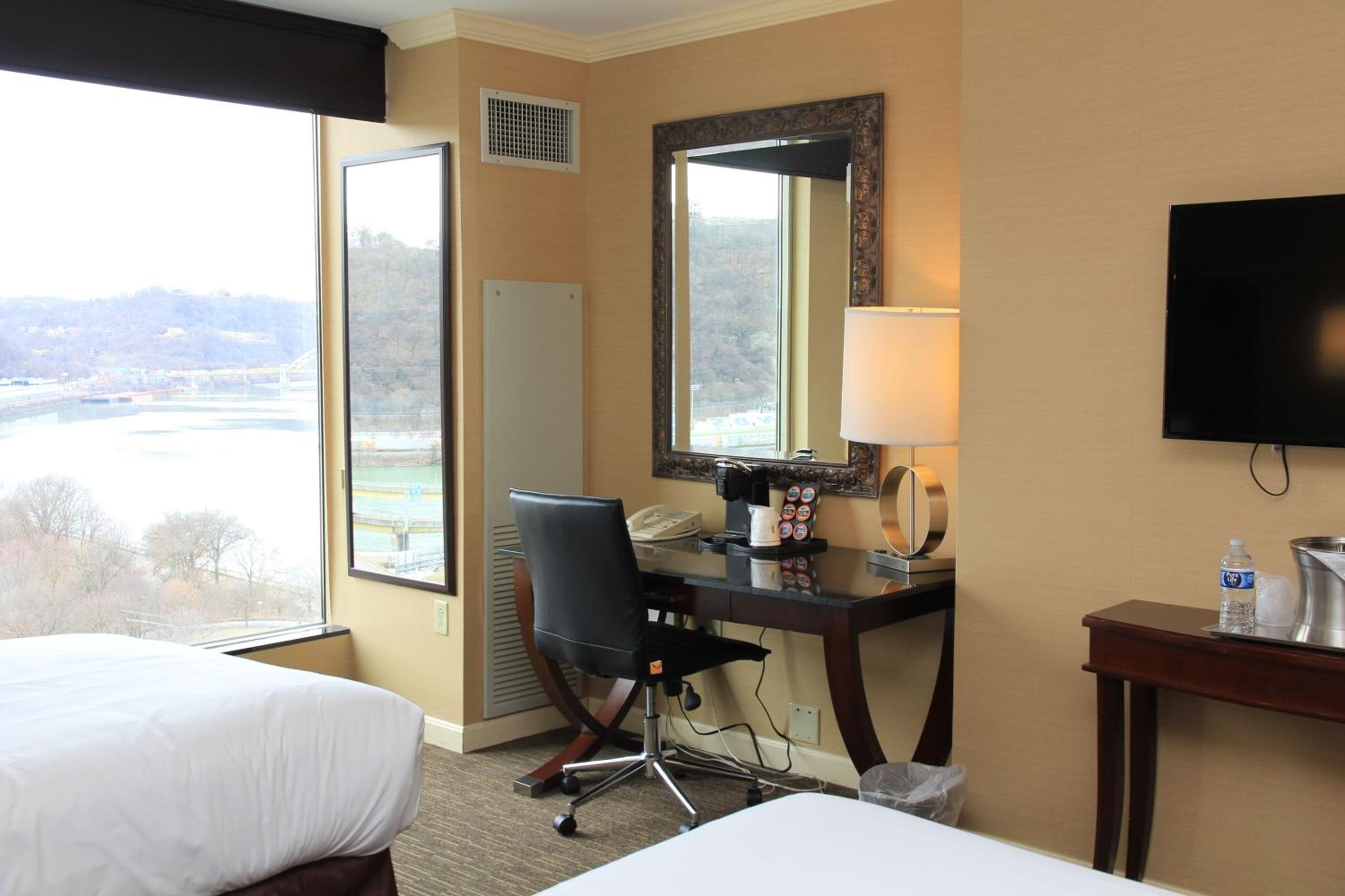 River View with Two Double Beds - Photo 12