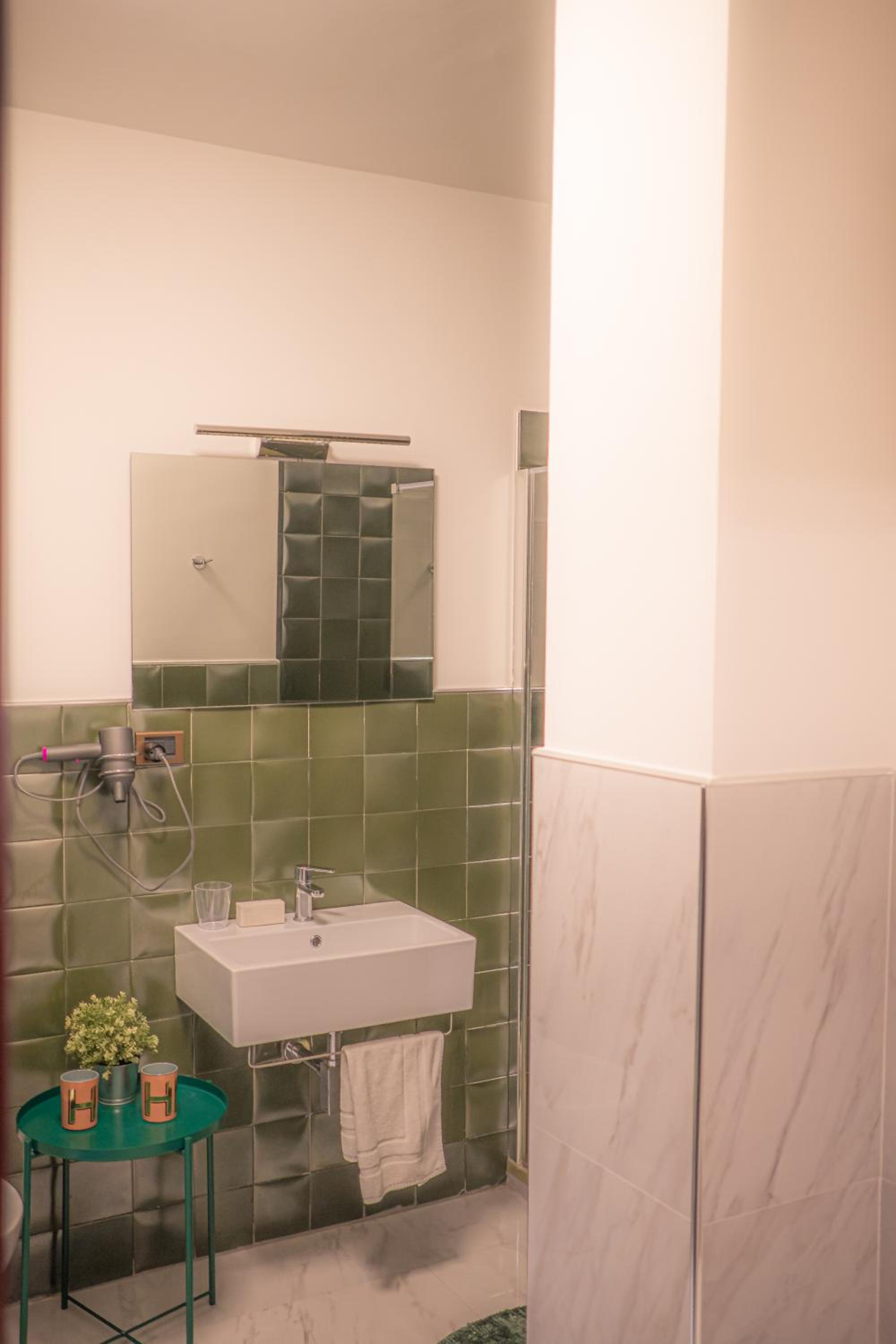 Deluxe Double Room with Balcony - Photo 8