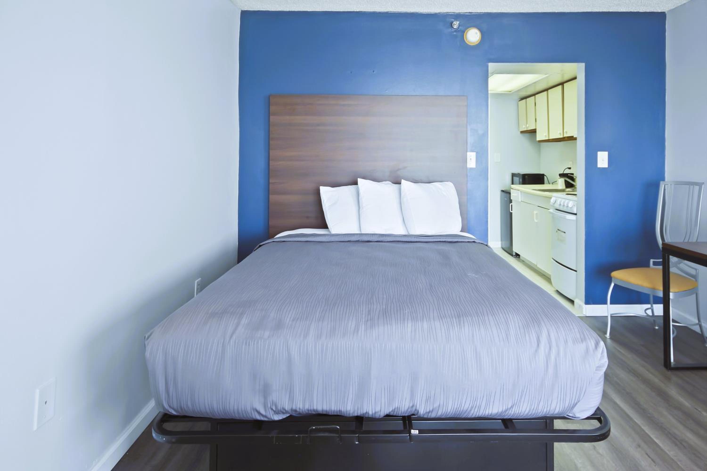 Deluxe Suite with Sea View - Photo 3