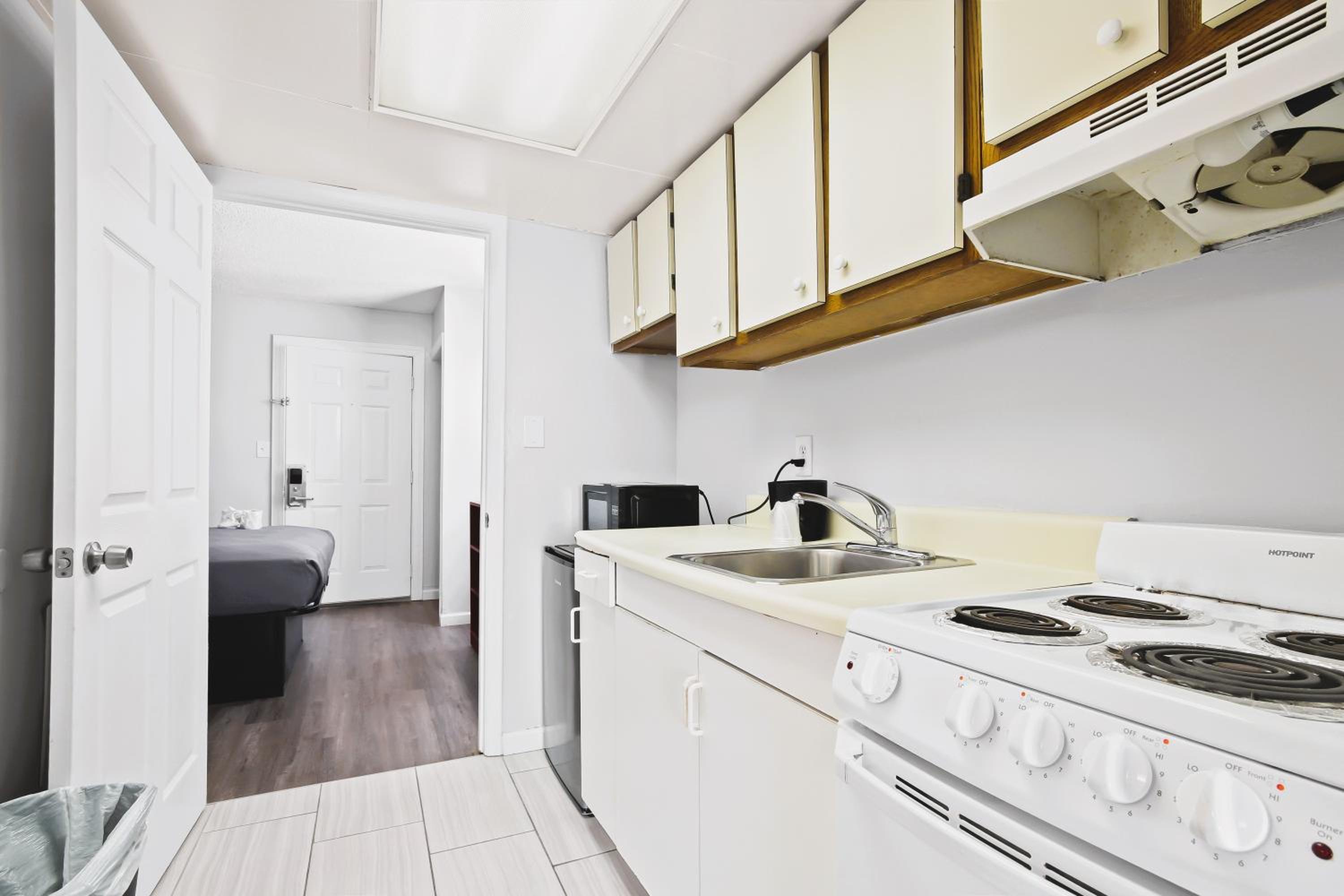Deluxe Suite with Sea View - Photo 6