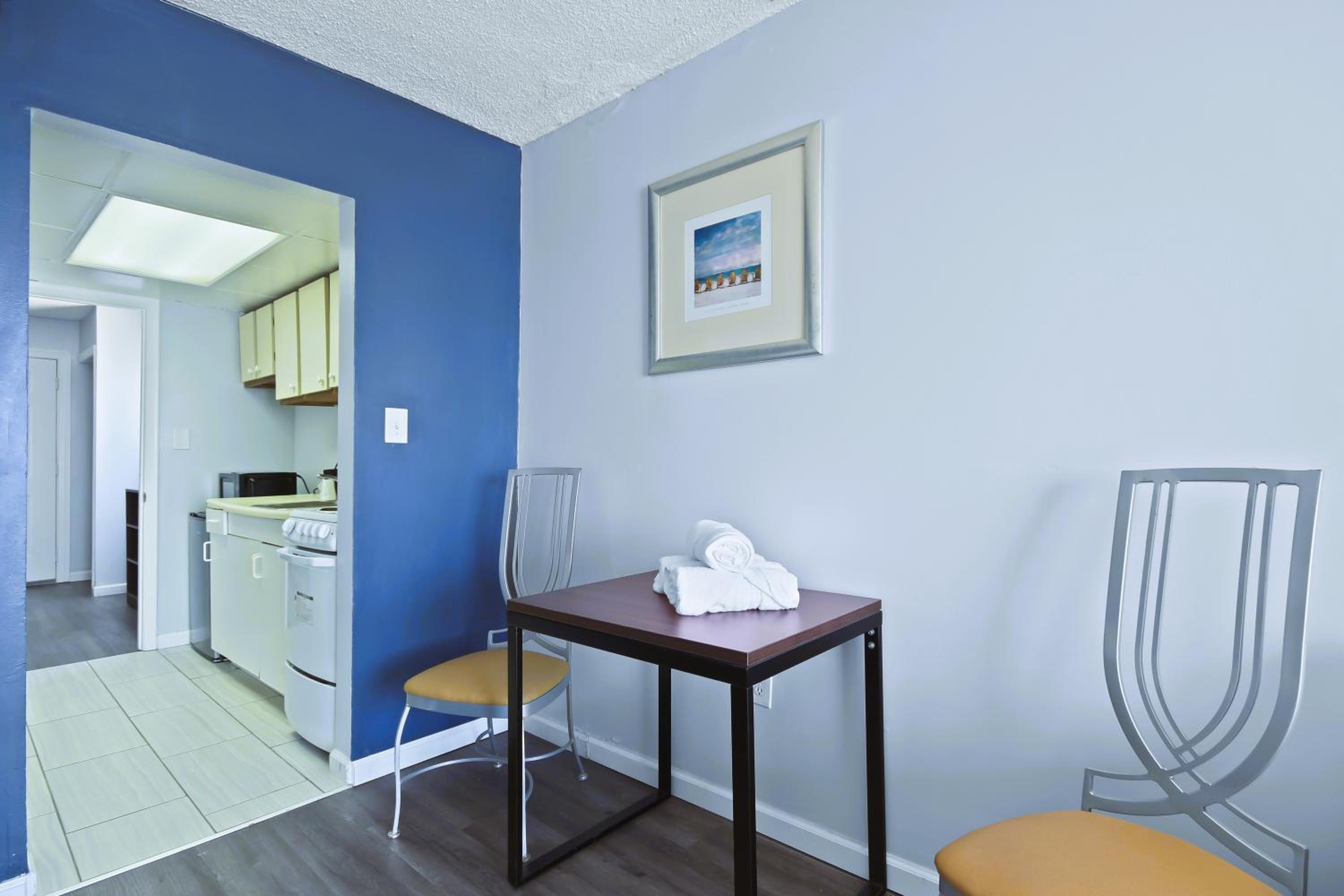 Deluxe Suite with Sea View - Photo 5