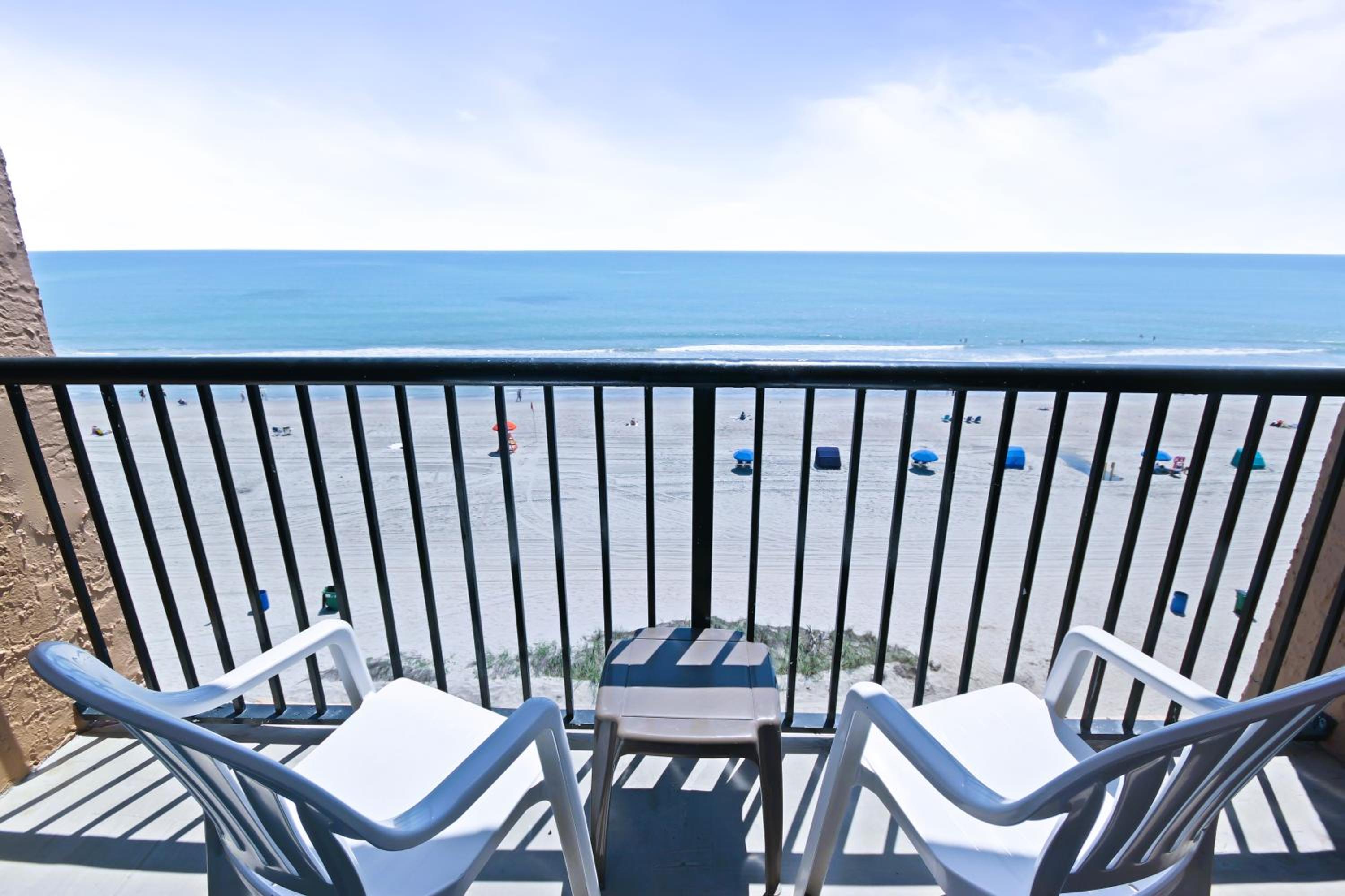 Deluxe Suite with Sea View - Photo 8