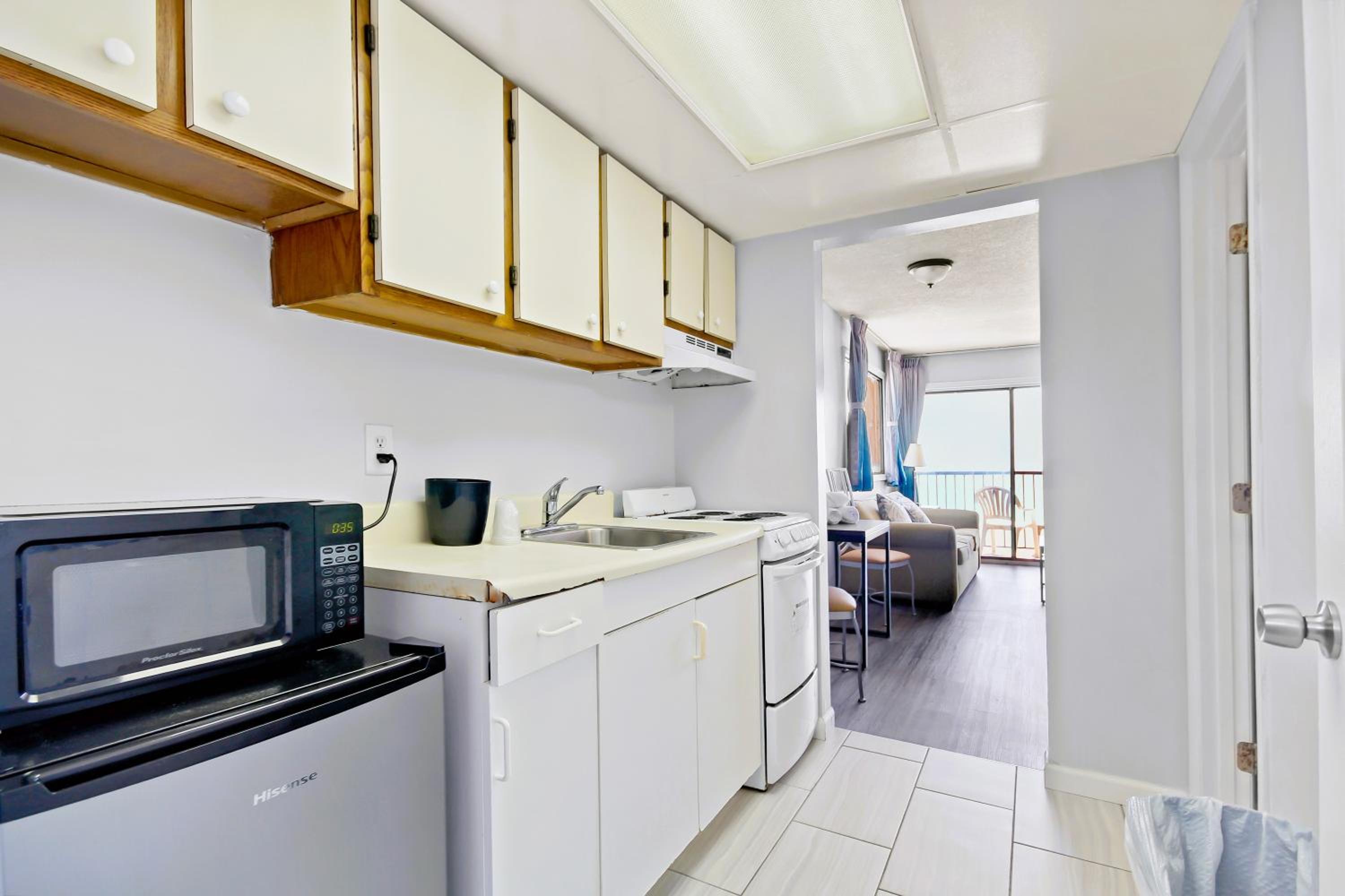 Deluxe Suite with Sea View - Photo 9
