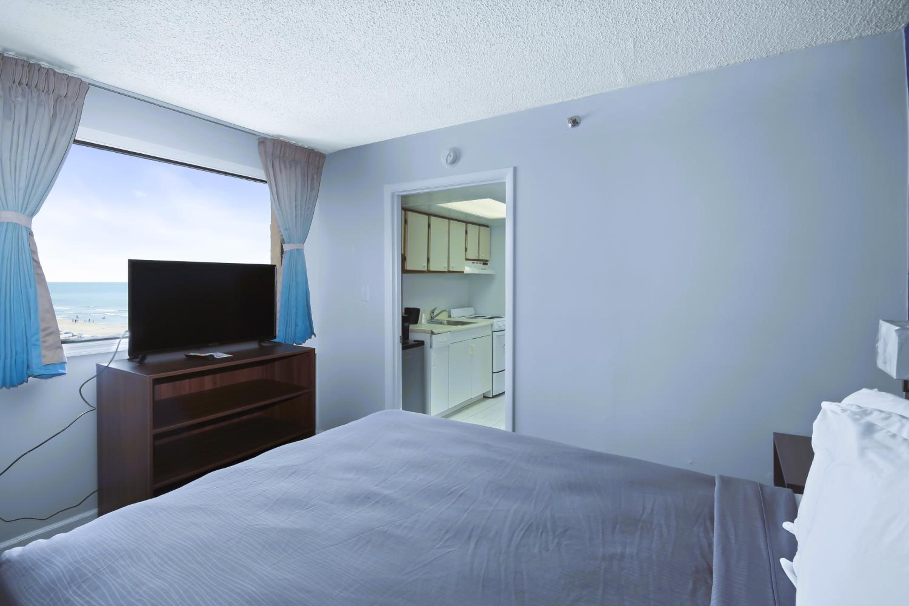 Deluxe Suite with Sea View - Photo 10