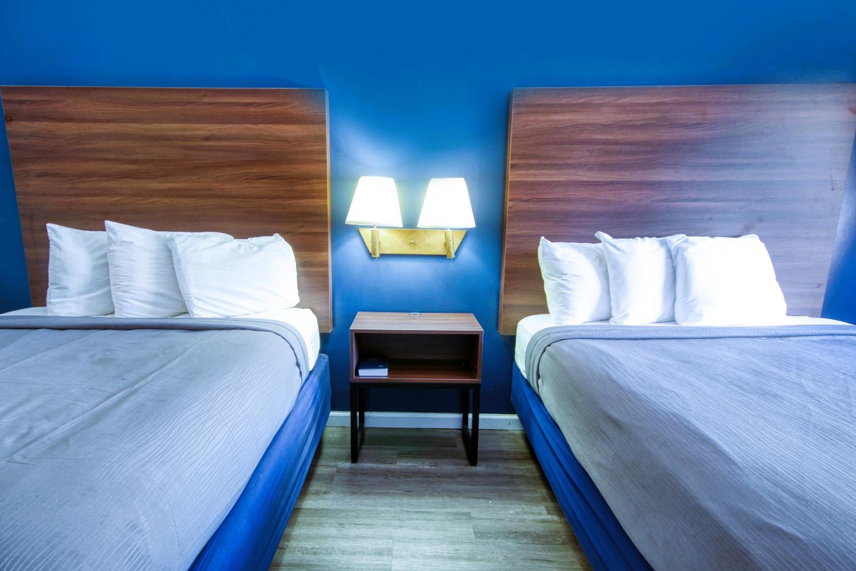 Queen Room with Two Queen Beds - Photo 2