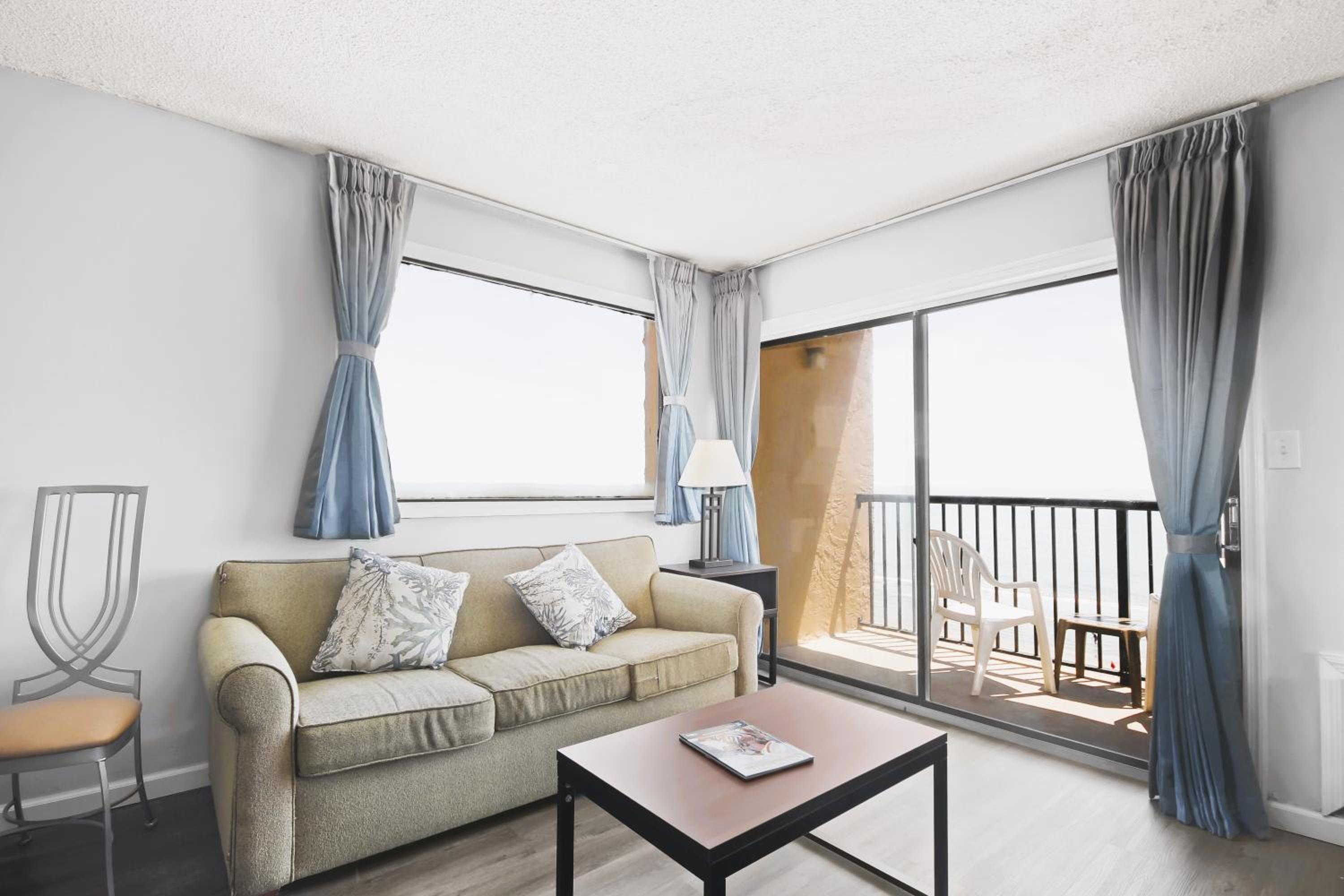 Deluxe Suite with Sea View - Photo 12