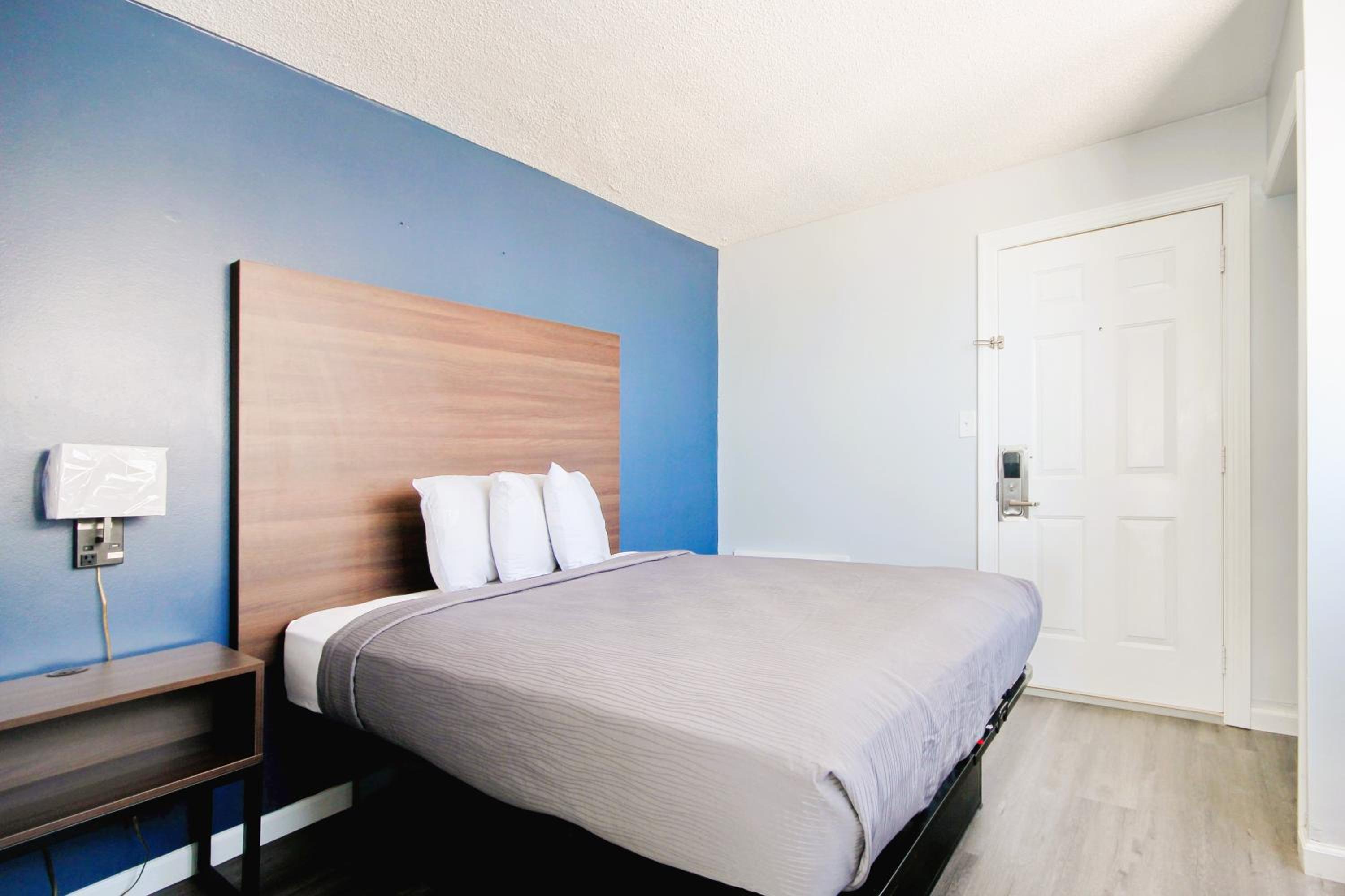 Deluxe Suite with Sea View - Photo 13