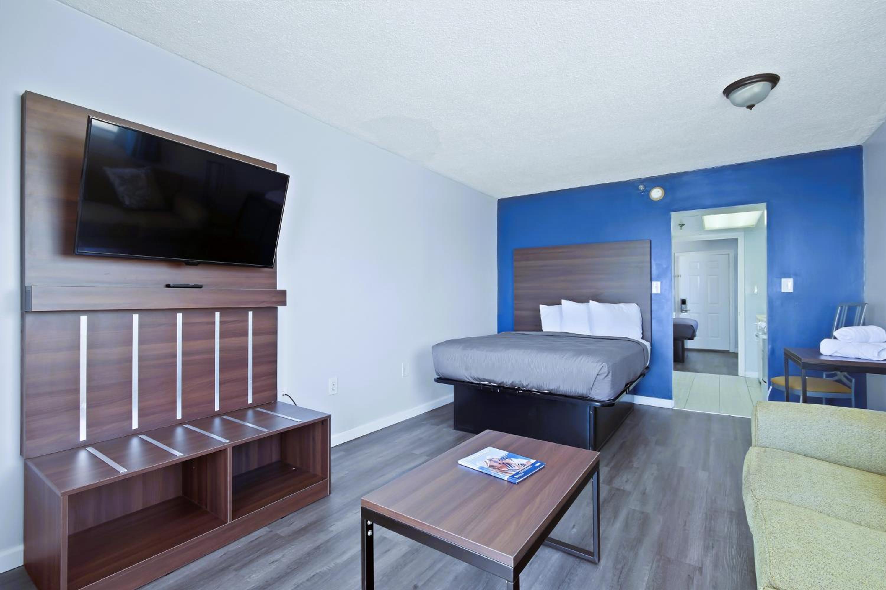 Deluxe Suite with Sea View - Photo 14