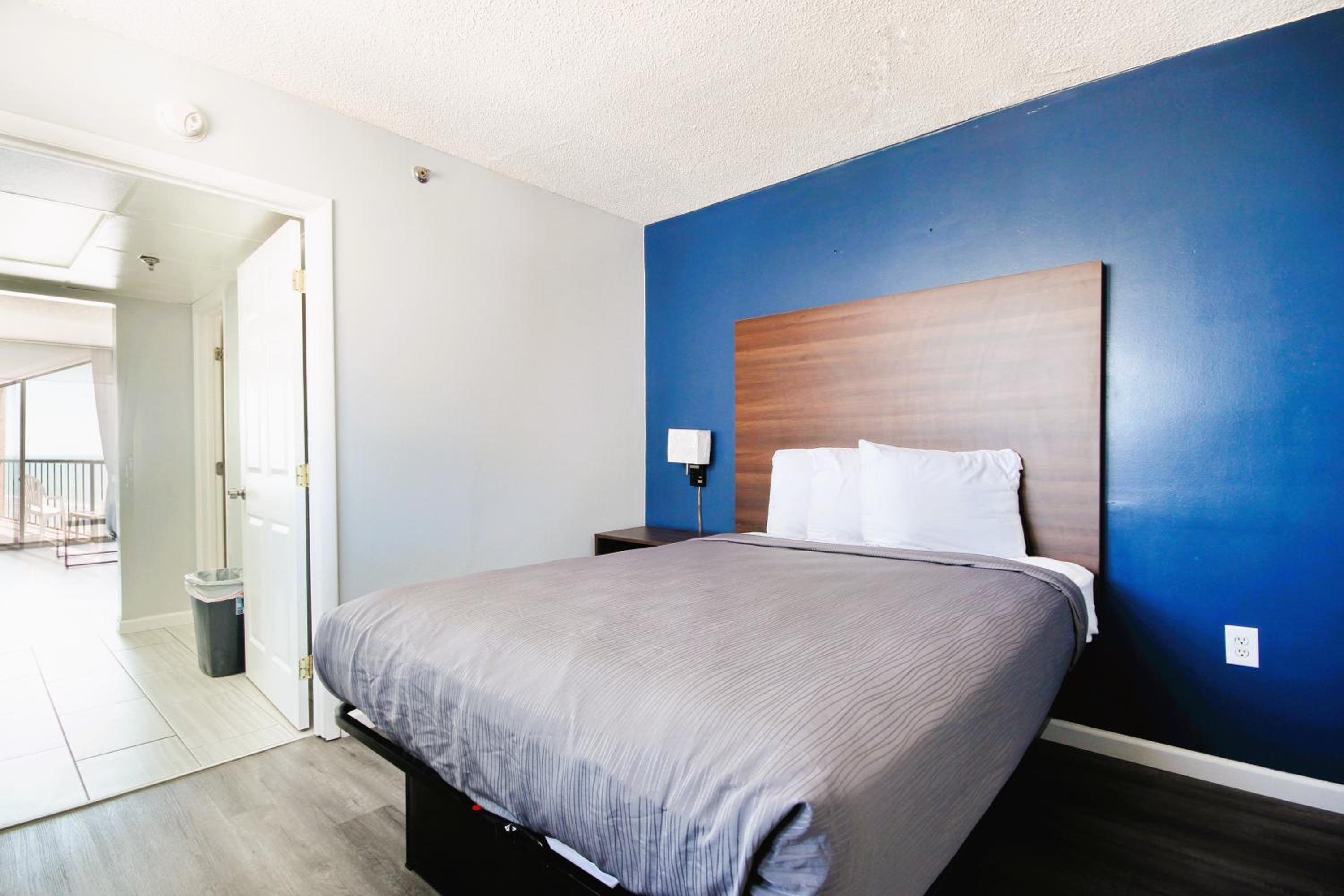 Deluxe Suite with Sea View - Photo 16