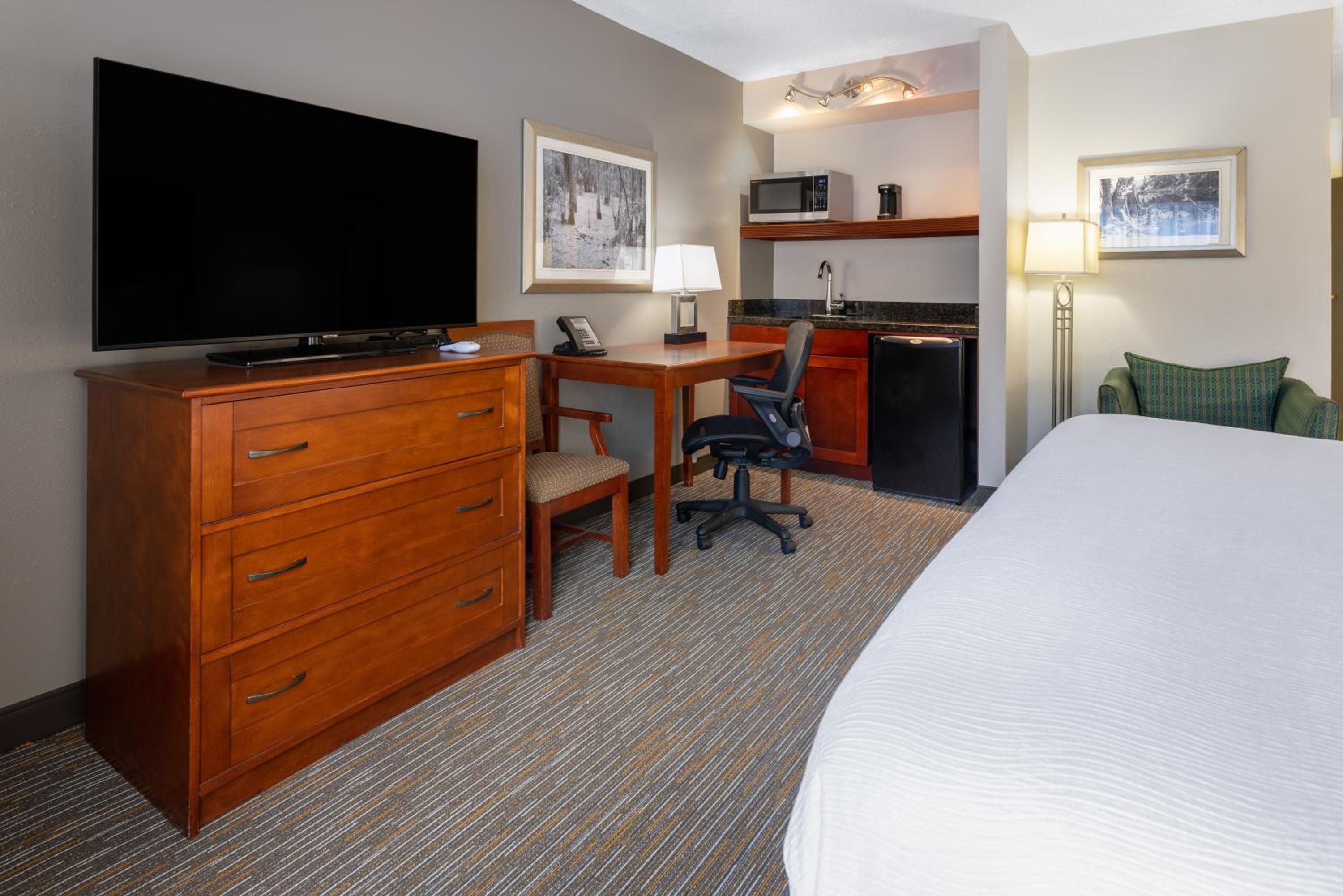 King Room - Non-Smoking - Photo 4