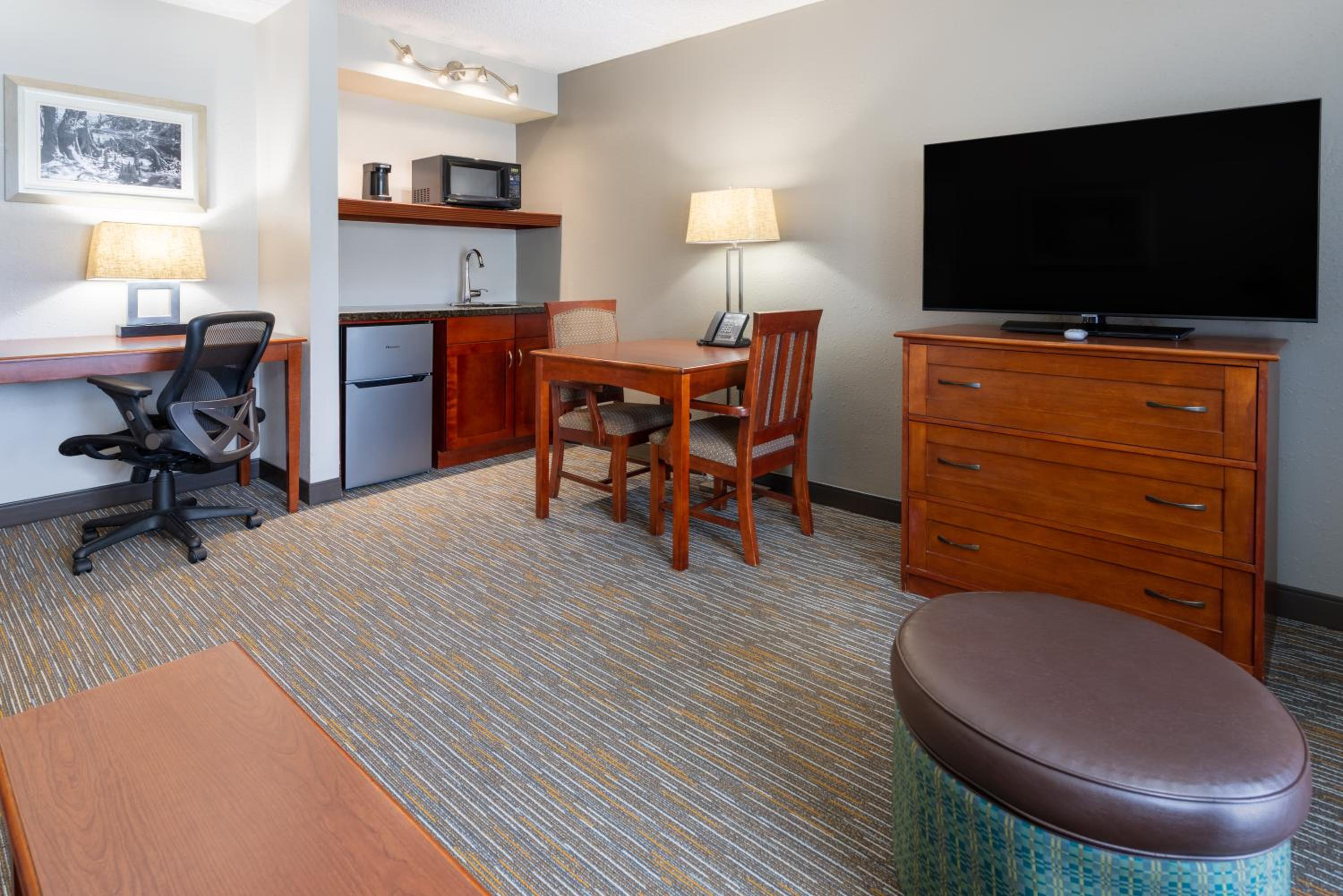 1 King Bed, Suite, City/Courtyard View, Non-Smoking - Photo 1