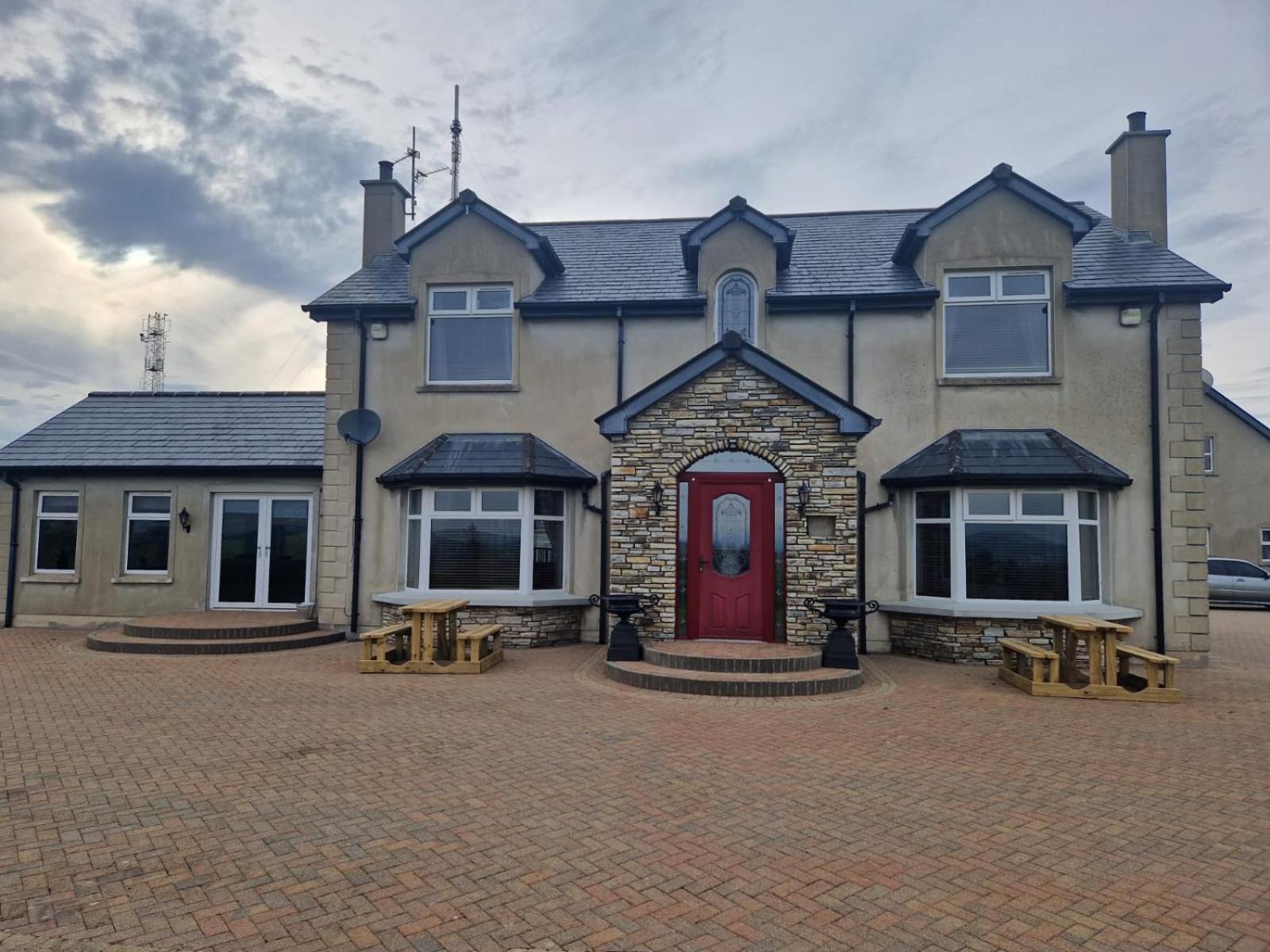 Six-Bedroom House photo 2
