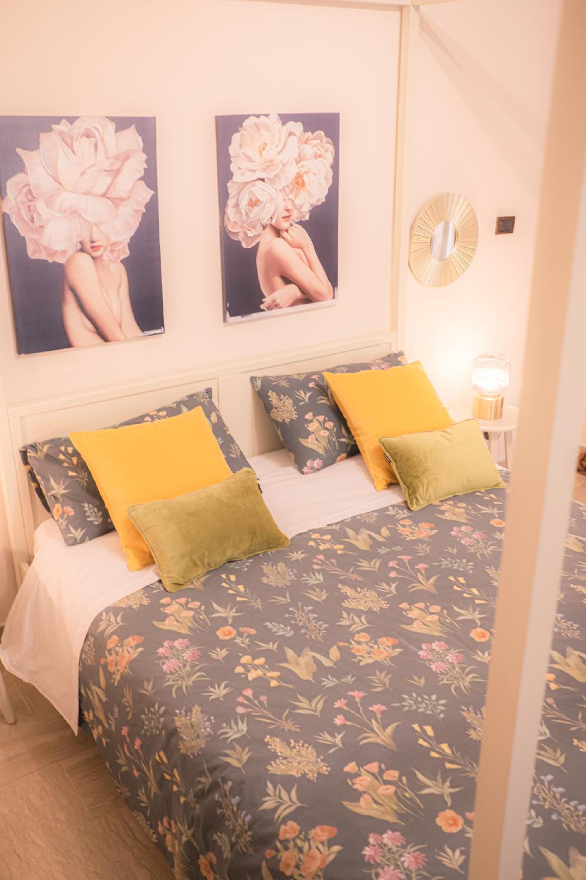 Deluxe Double Room with Balcony - Photo 4