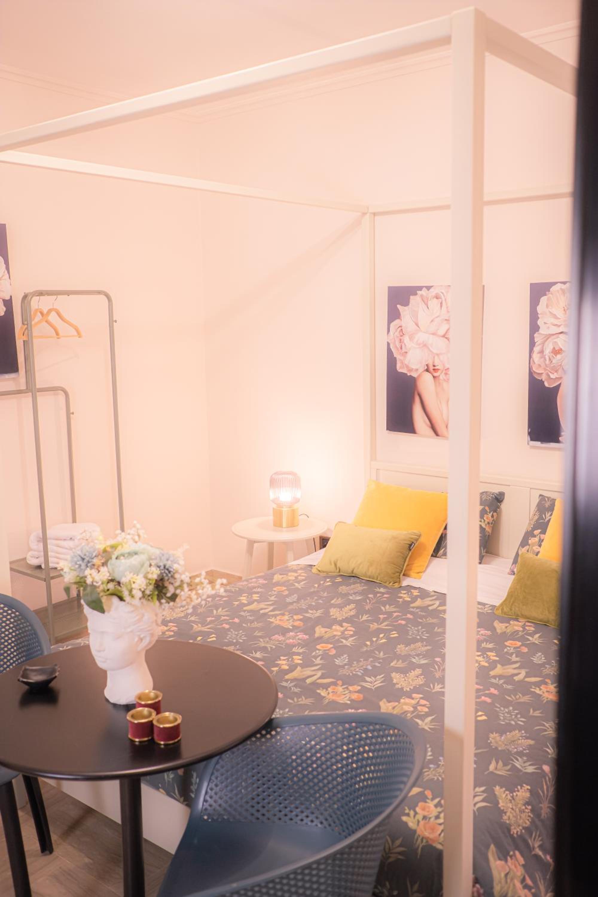 Deluxe Double Room with Balcony - Photo 5
