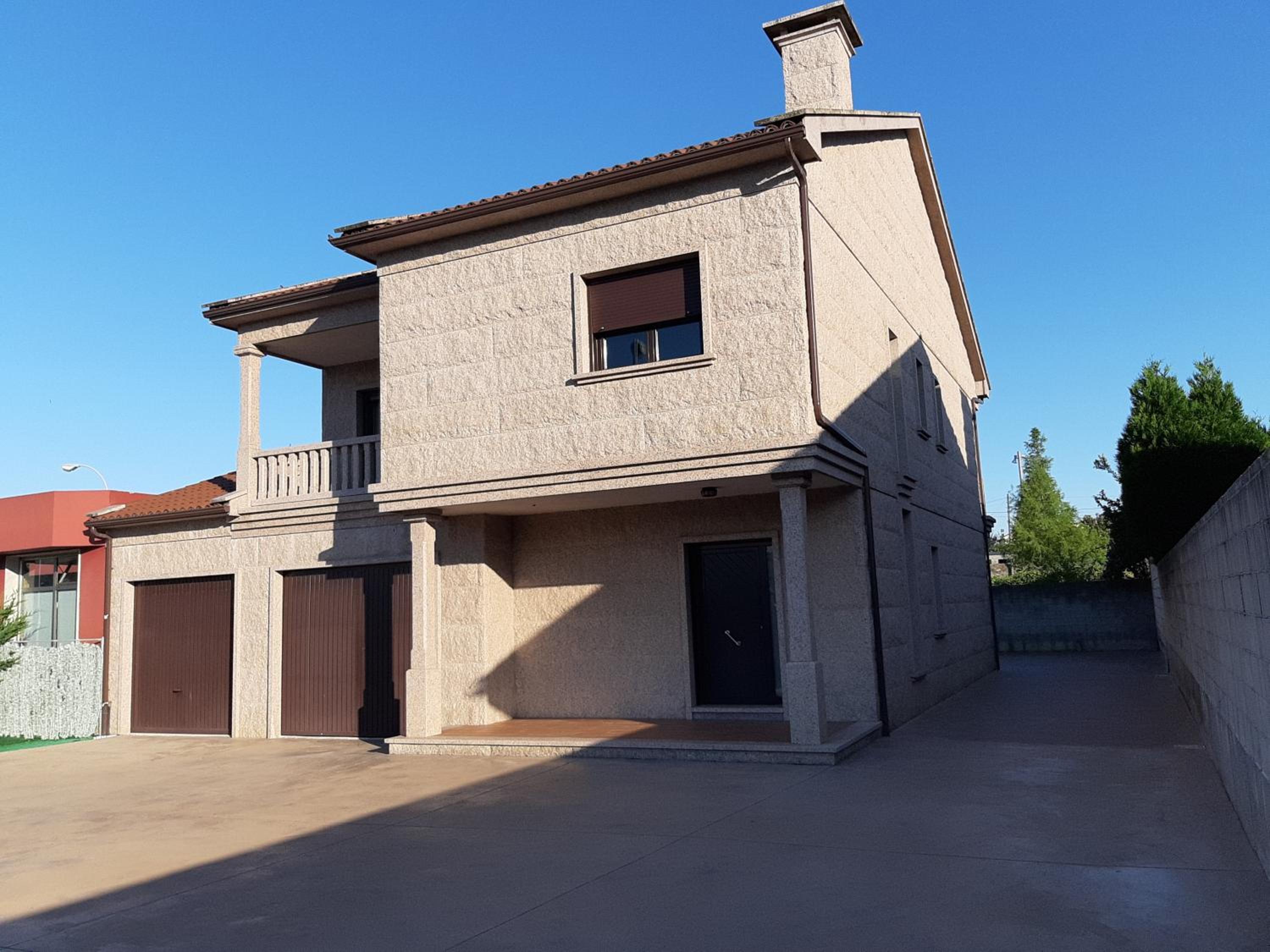 Three-Bedroom House photo 2