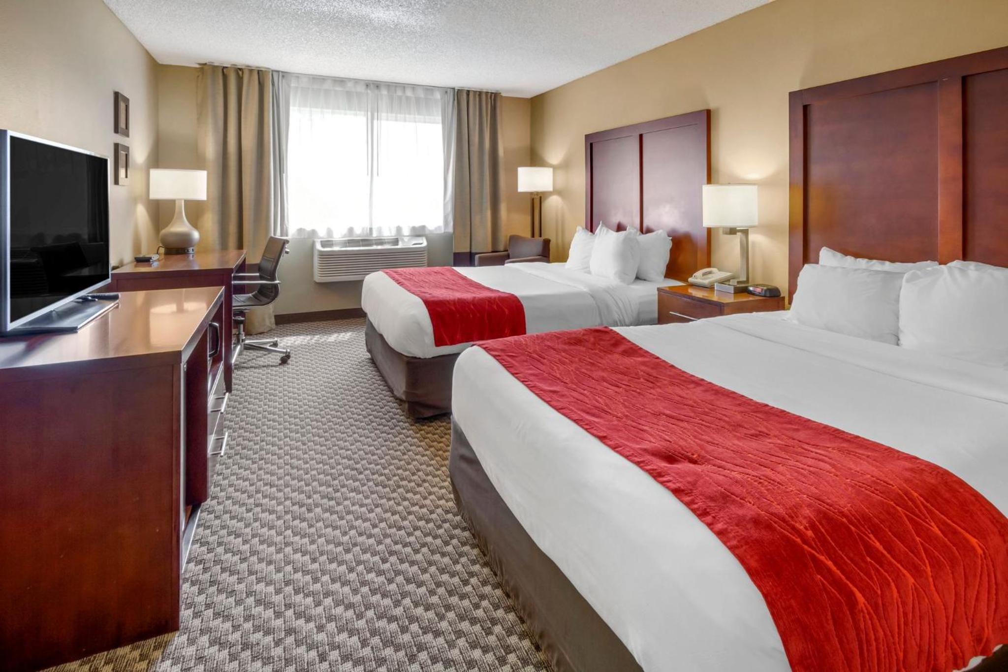 Quadruple Room with Two Queen Beds - Non Smoking - Photo 1