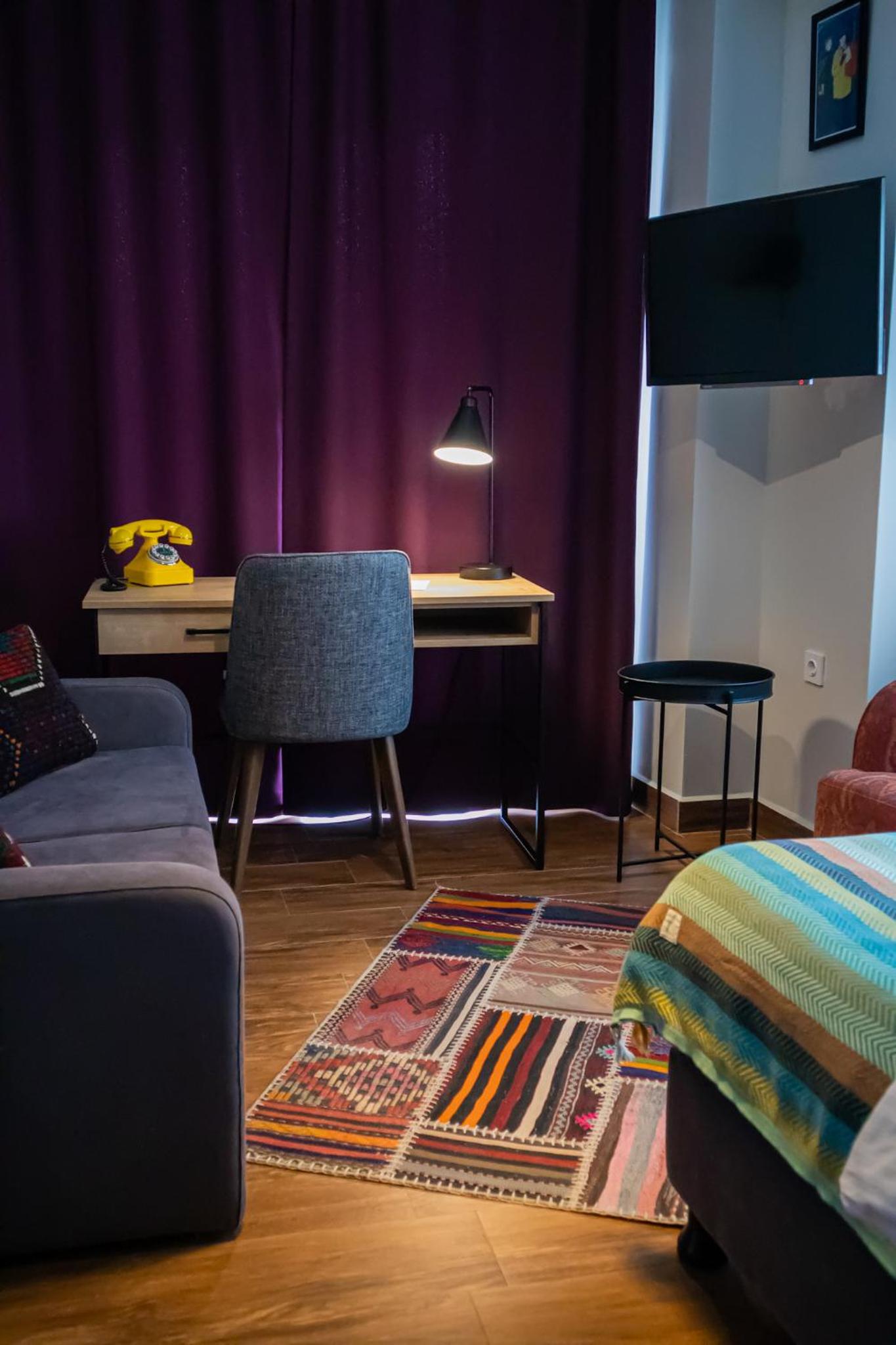 Large Double Room - Photo 5