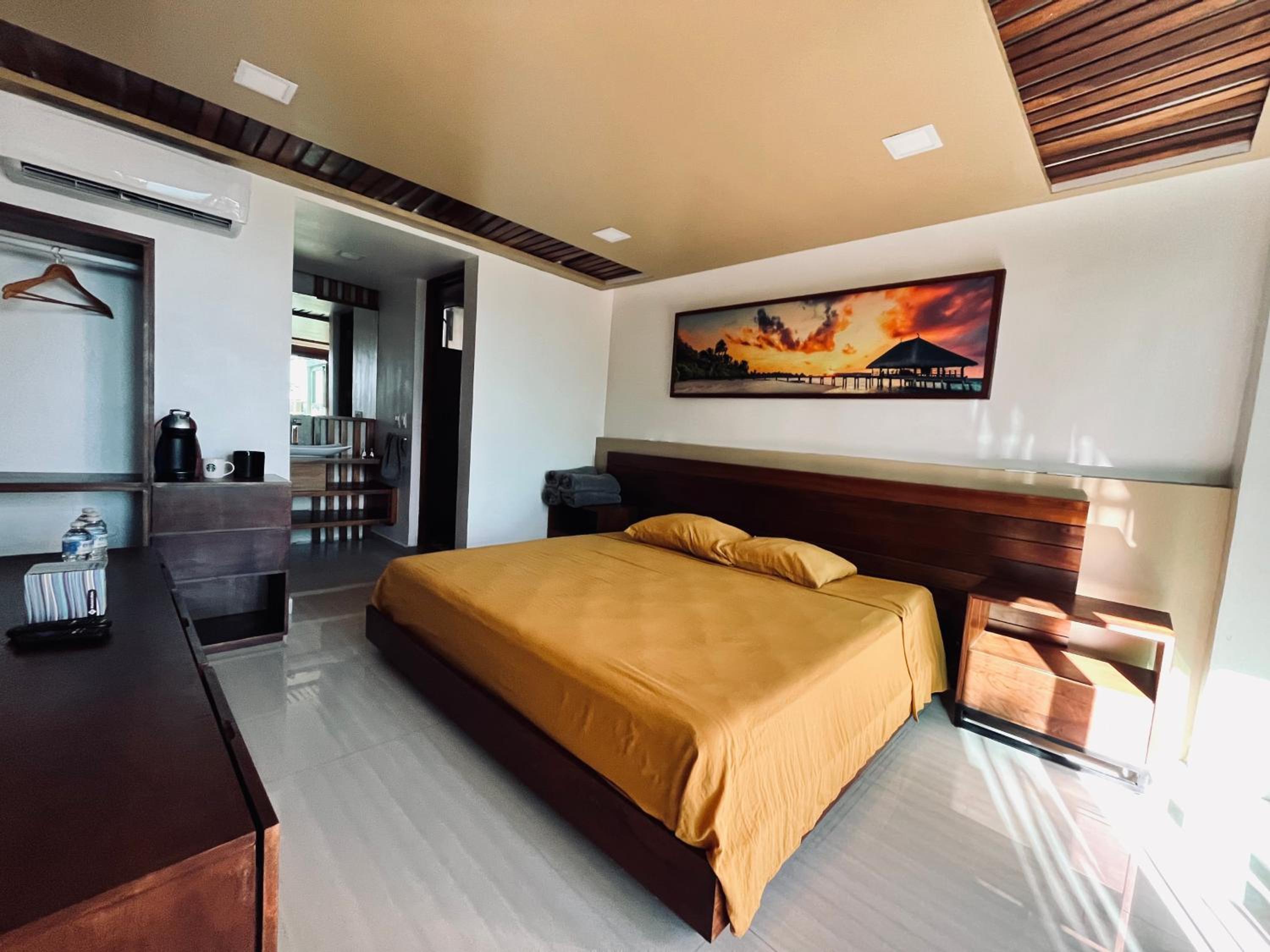 Deluxe King Room - Photo 1
