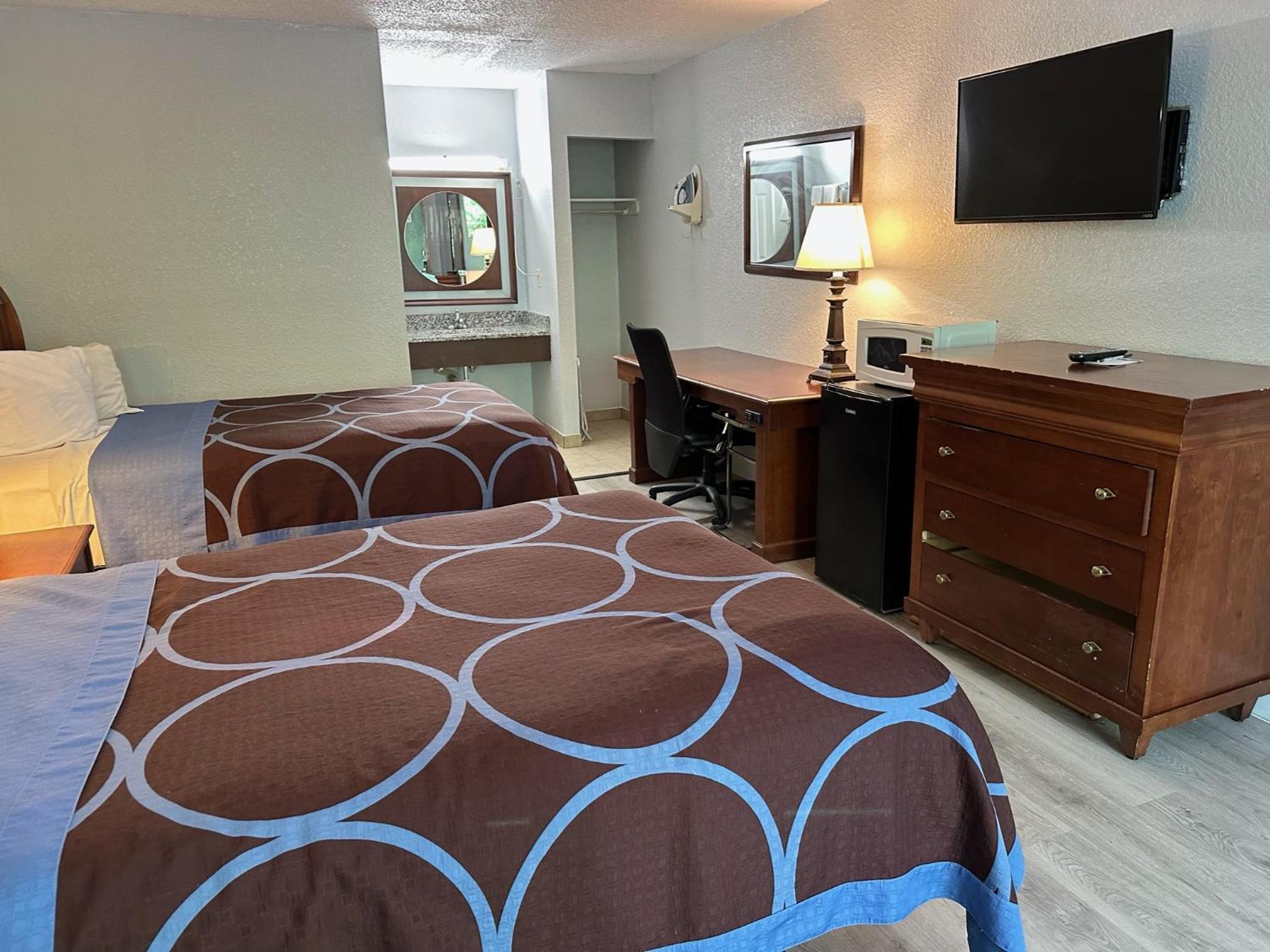 Double Room with Two Double Beds - Smoking - Photo 1