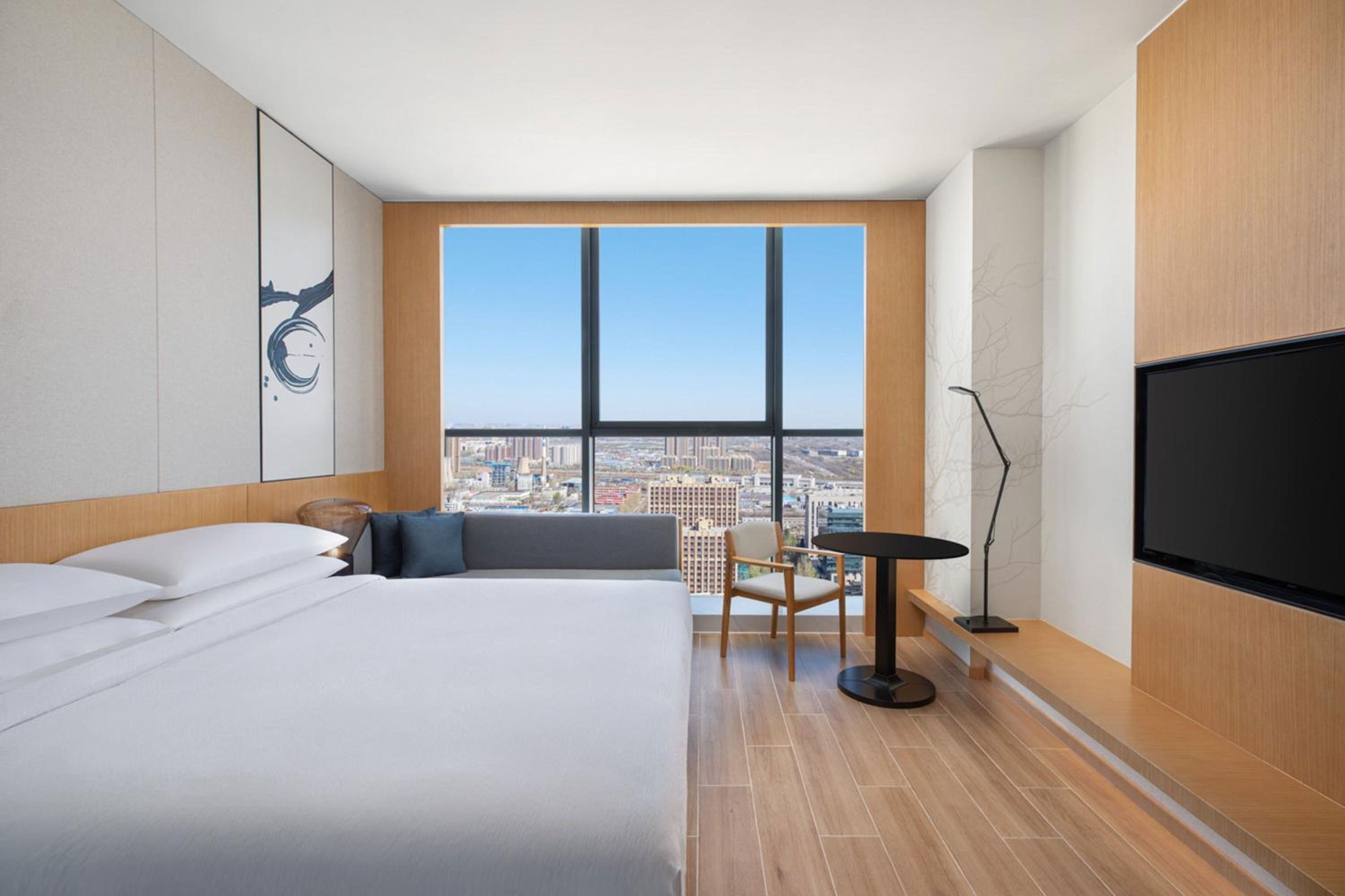 Deluxe King Room with City View photo 1