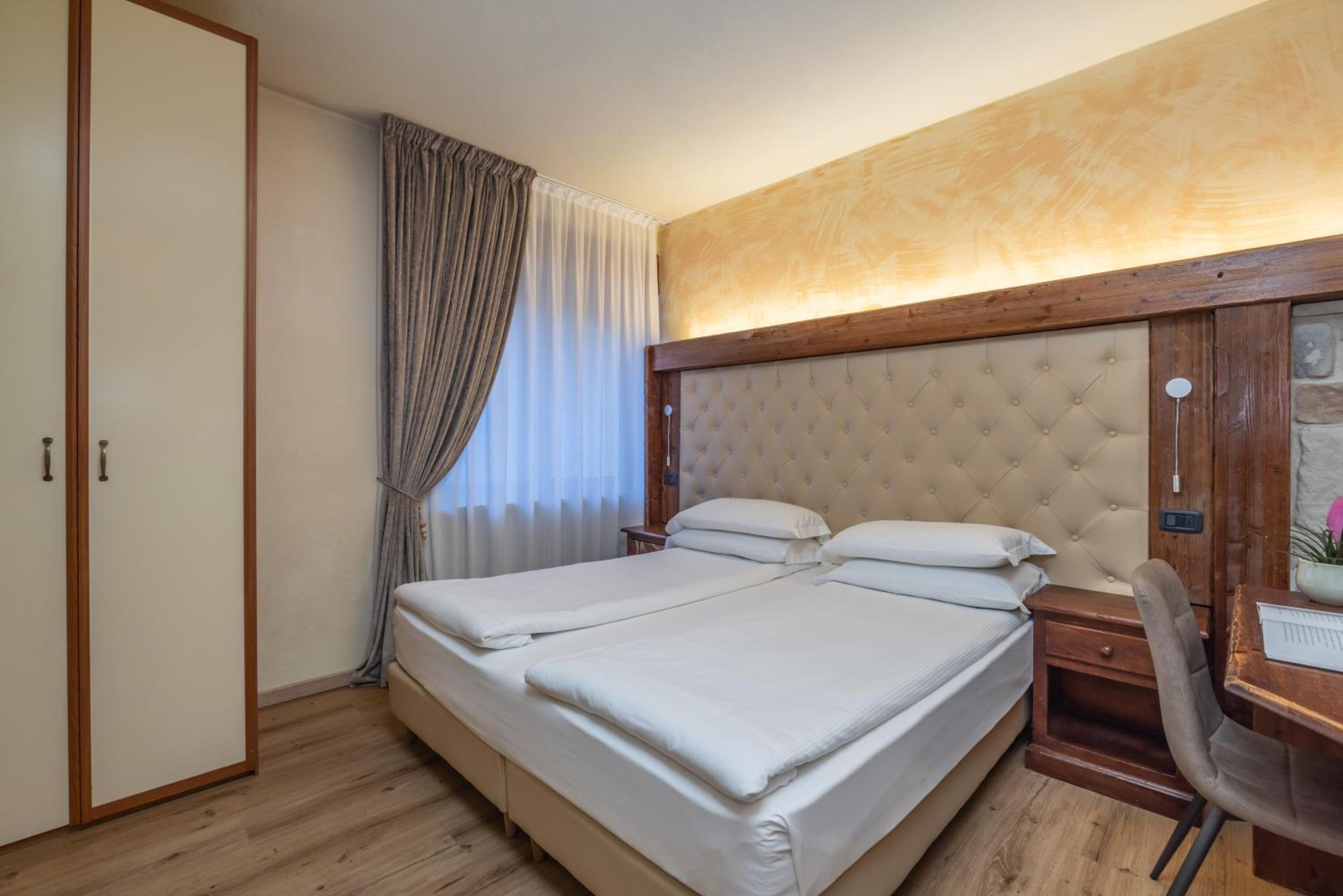 Double or Twin Room - Photo 8