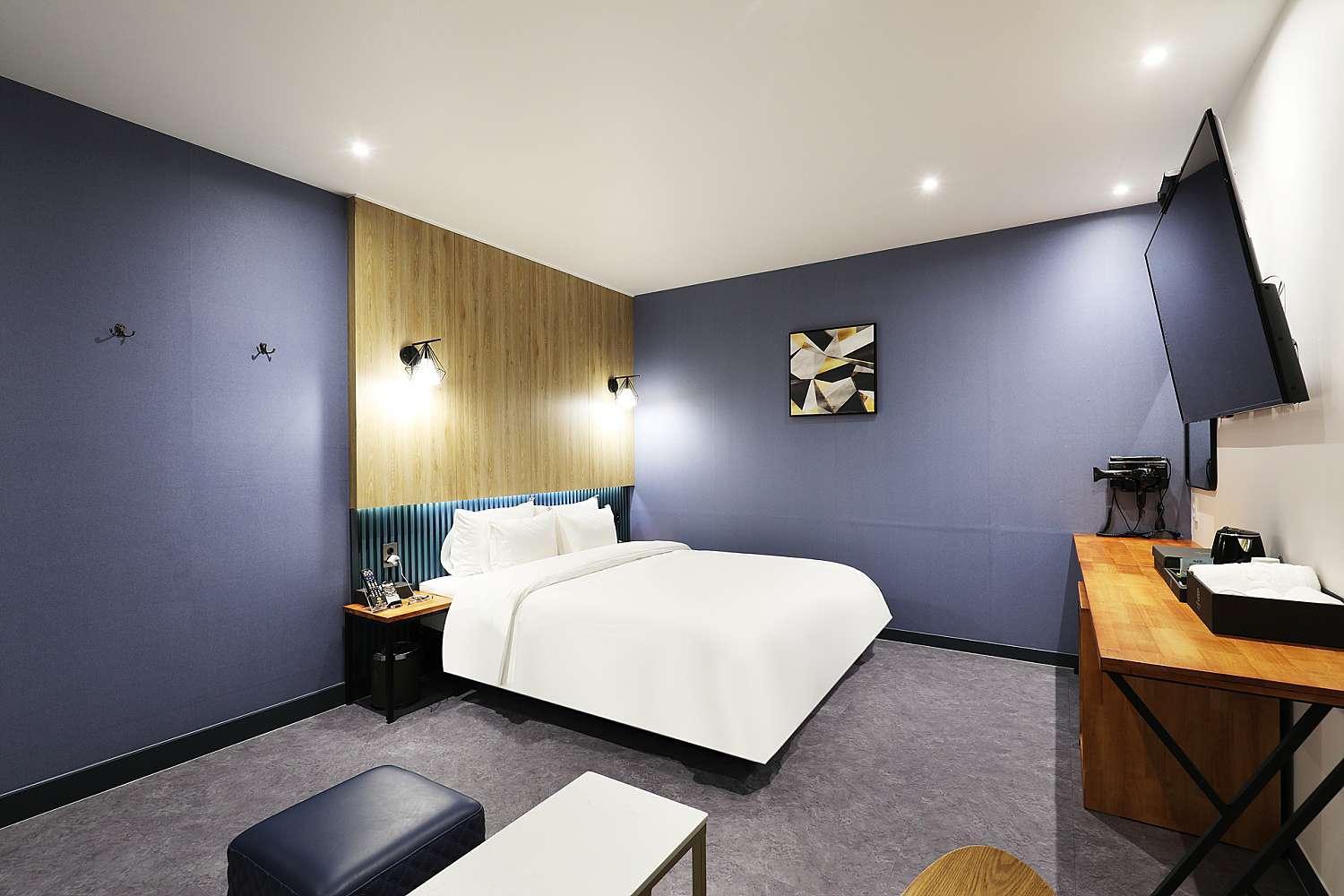 Deluxe Double Room - Photo 9